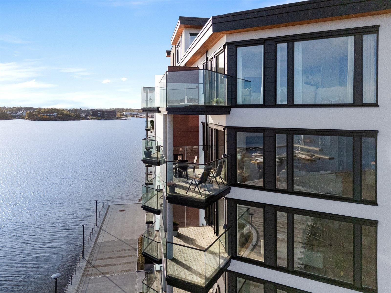 Fra leiligheten er du raskt på bryggefronten og den påbegynte promenaden hvor du blant annet finner badeplasser, sandstrand, opparbeidet sandvolleyballbane, lekeplass og sittebenker. Galleribilde
