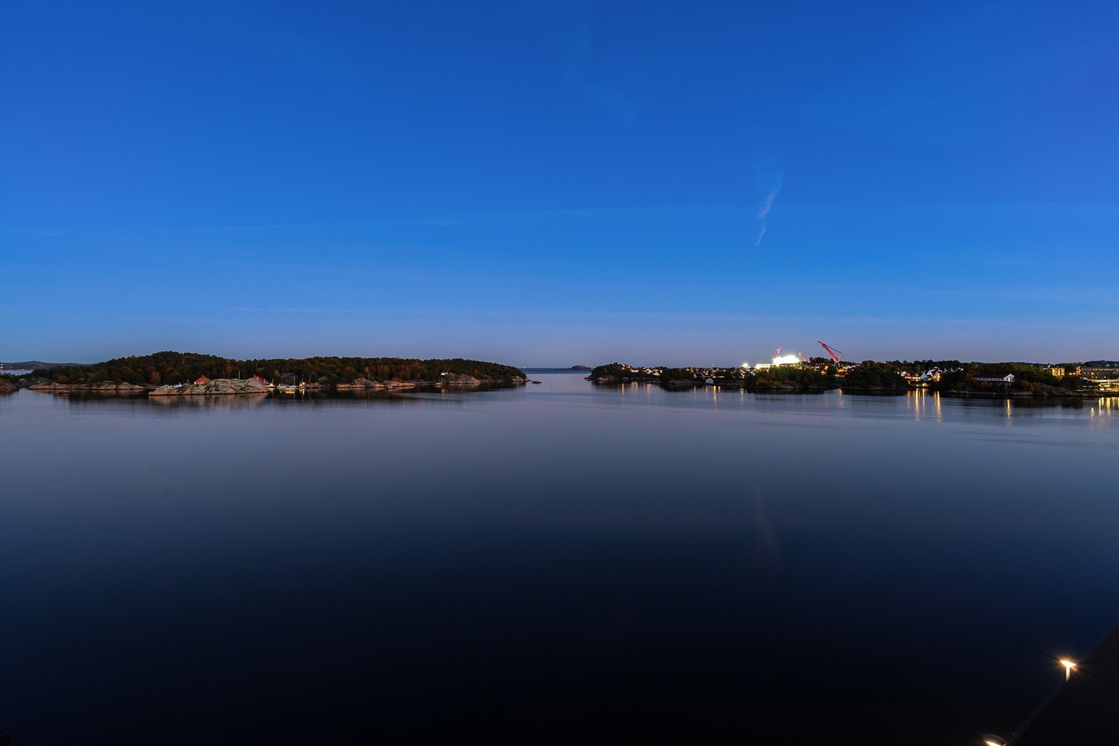 Får du lyst å ta deg en tur i kajakken? Via "Heime"-appen har beboerne i sameiet tilgang til gratis lån av kajakker som bookes via appen. Bildet er tatt en stille, fin sensommerkveld. Galleribilde