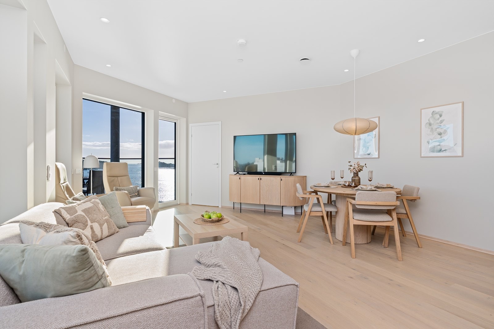 Videre er det tilkomst til begge soverommene fra den åpne stue/kjøkkenløsningen. Galleribilde