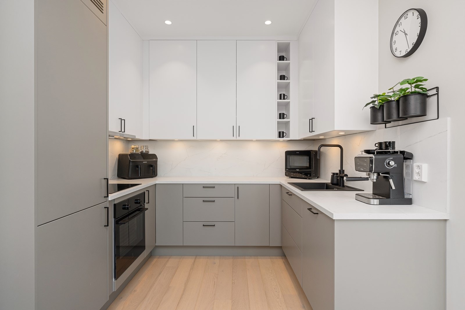 Kjøkkeninnredningen er fra Strai Kjøkken med integrerte hvitevarer som stekeovn, platetopp, oppvaskmaskin, samt kjøleskap med frysedel. God ekstra lagringsplass i de takhøye overskapene. Galleribilde