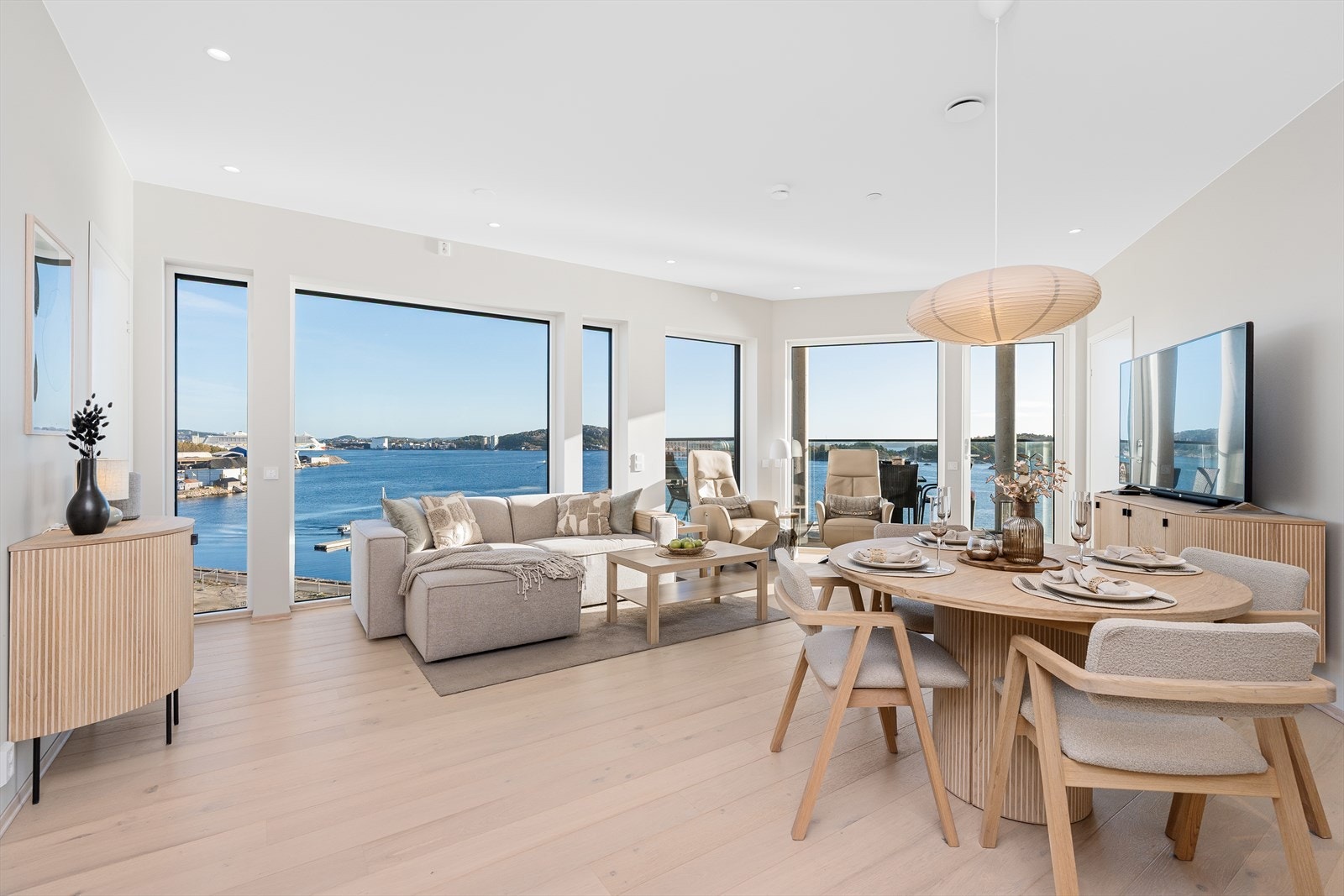 Den har store vindusflater som sørger for rikelig med naturlig dagslys inn i den åpne stue/kjøkkenløsningen. Det er forøvrig utvendig screens på alle vinduene i stuen som gjør at du kan blende om du vil. Galleribilde