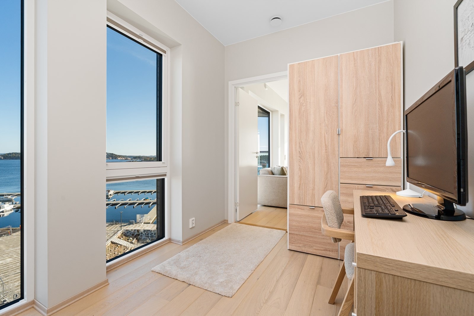 Soverom nr. 2 er inneholder plass til et kontor og seng, nattbord og garderobeløsning. Galleribilde