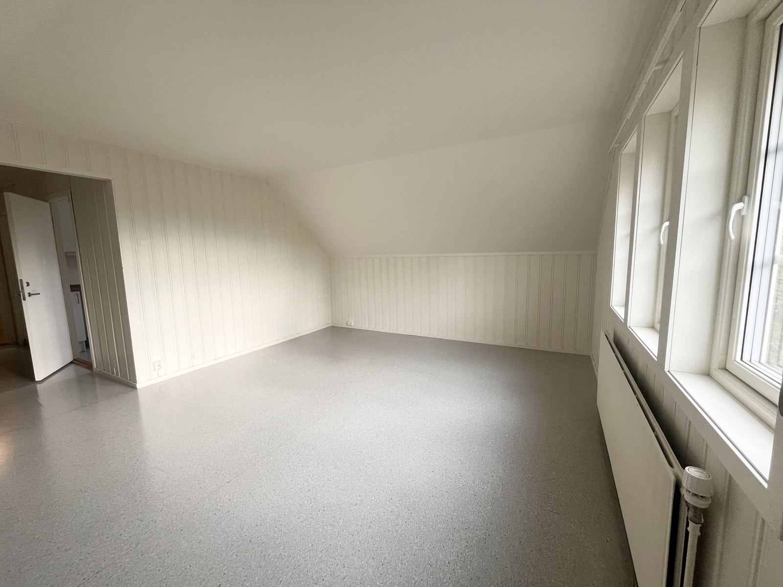 Stor stue med plass til både sofa- og spisegruppe. Galleribilde