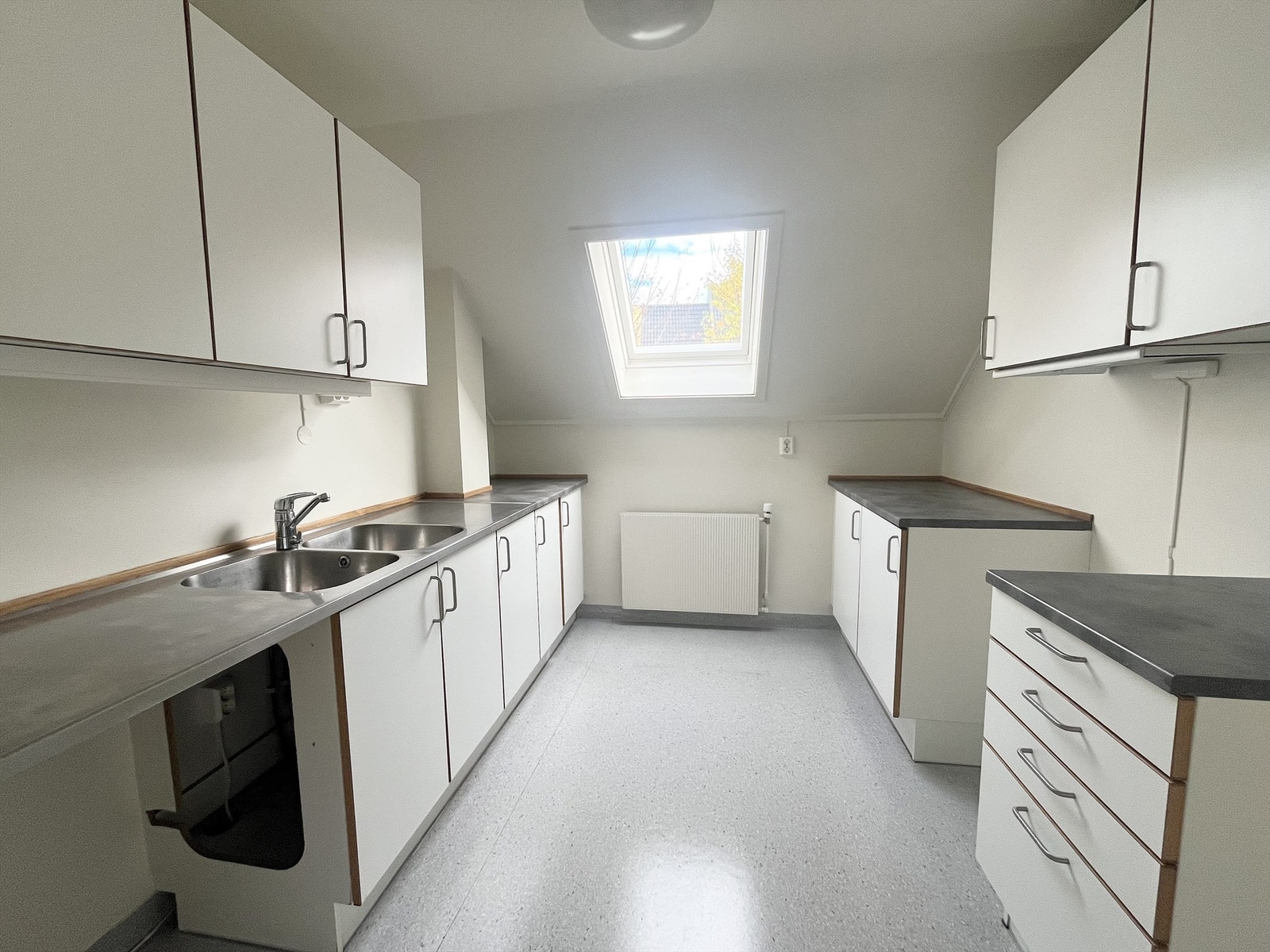 Separat kjøkken. Hvitevarer medfølger ikke. Galleribilde