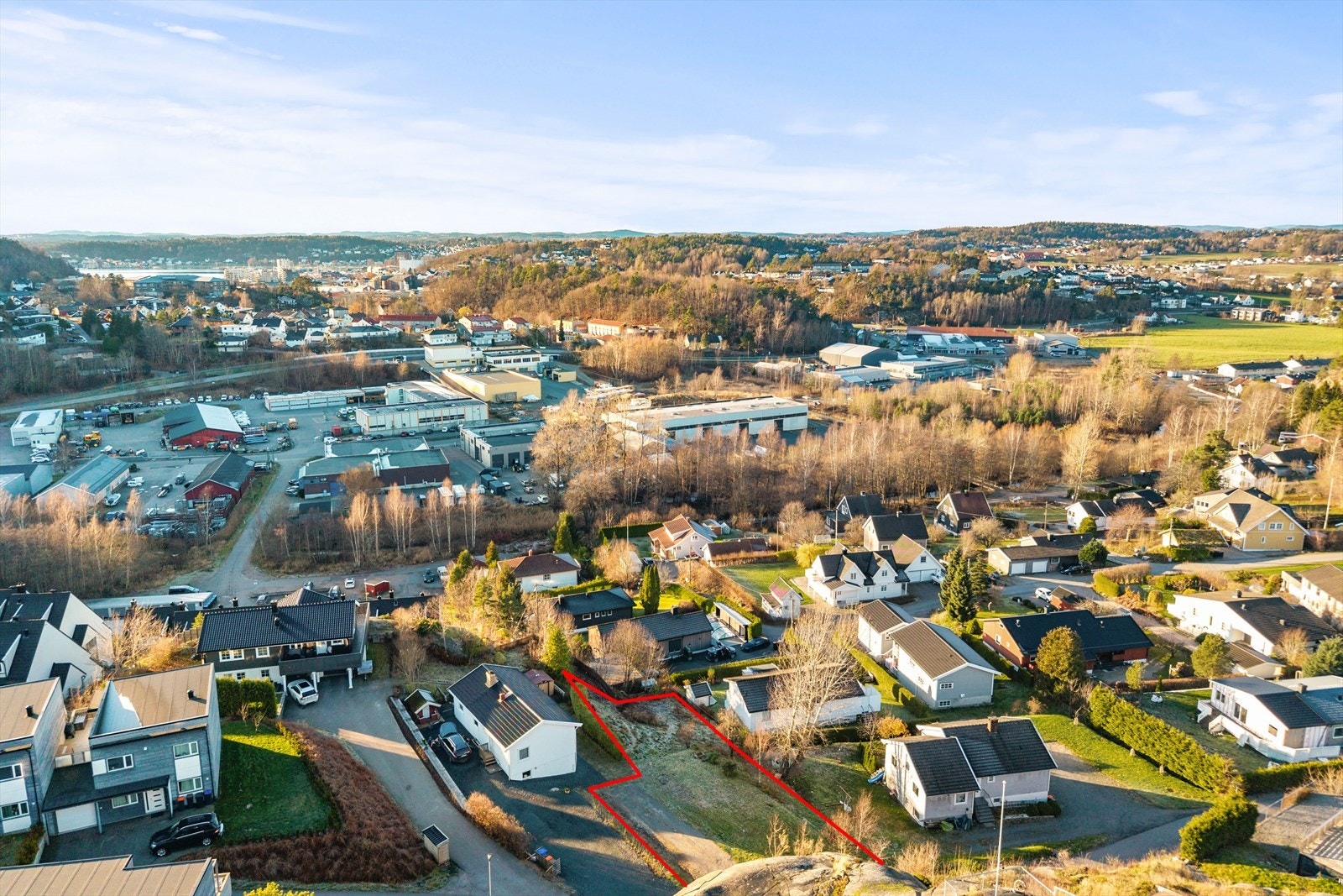 Her kan du utforme en bolig med særpreg - kanskje med en stilren sokkeletasje, solrike uteplasser eller en romslig hage med lekeområde og utekjøkken? Galleribilde
