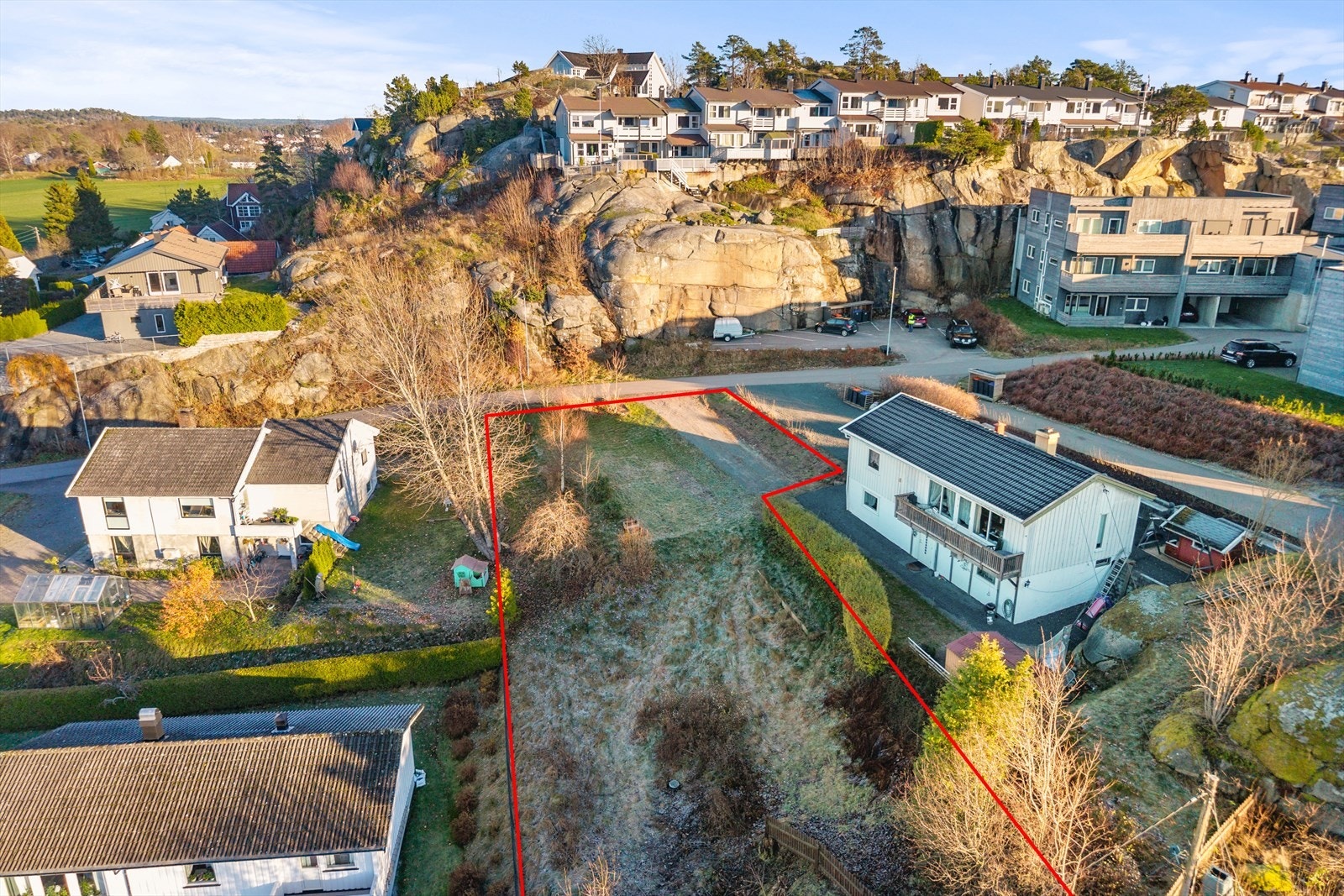 På denne romslige tomten på 763 kvm får du alt du trenger for å skape et hjem som kombinerer moderne komfort med naturnære omgivelser og et trygt, etablert bomiljø. Galleribilde