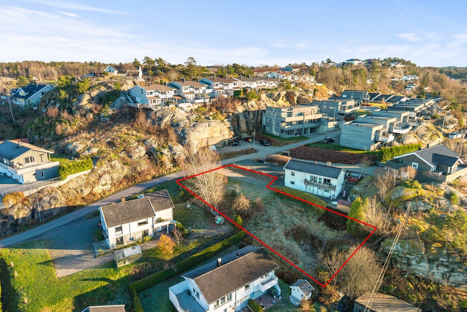 Beliggenheten i en rolig blindvei gjør at du kan nyte stillheten uten gjennomgangstrafikk - et ideelt sted for både barnefamilier, par og andre som ønsker seg et harmonisk og trivelig bomiljø. Galleribilde