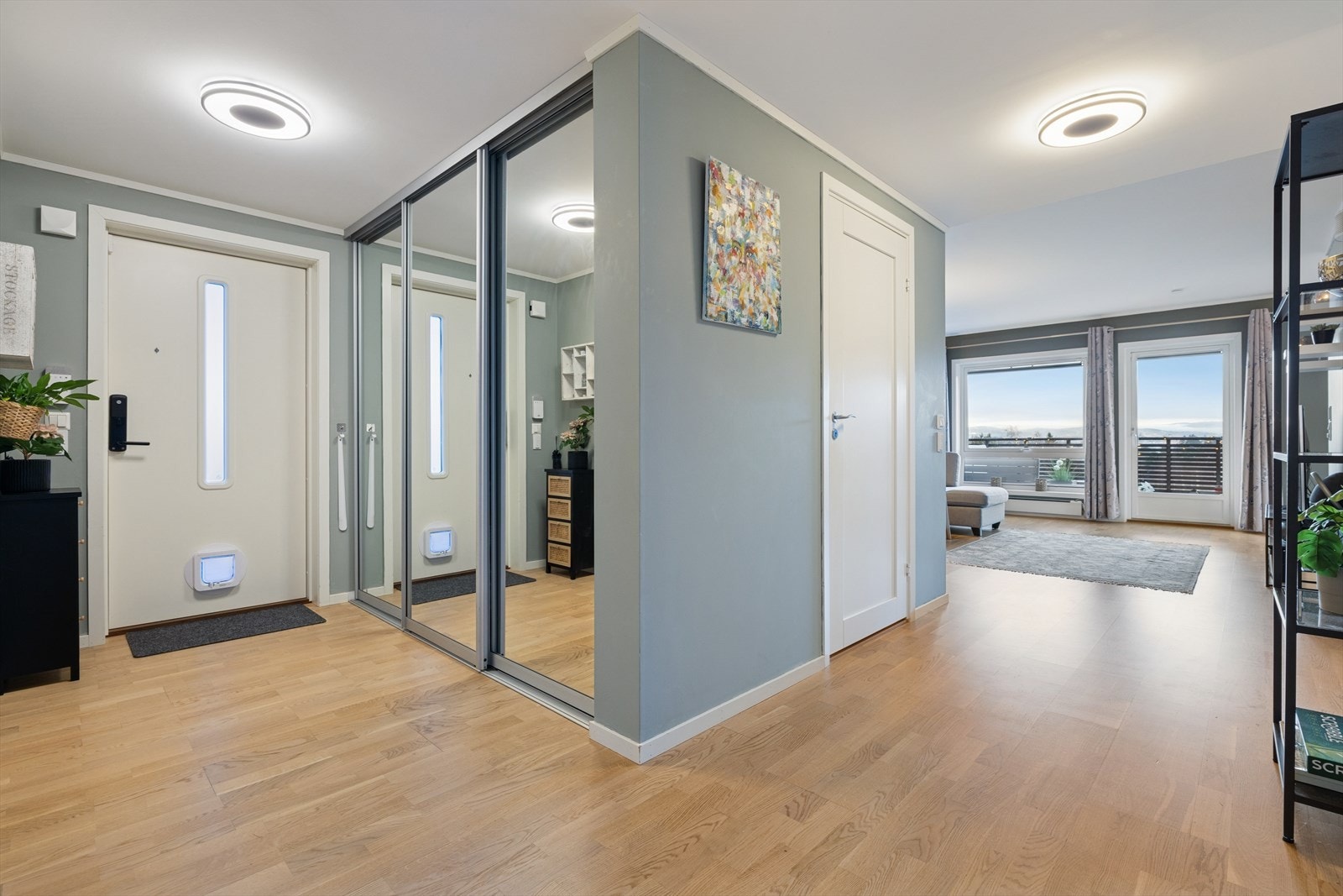 Her ønskes du velkommen inn i en entré med god plass til å oppbevare ytterklær og sko i stort garderobeskap med skyvedører i speil. Galleribilde