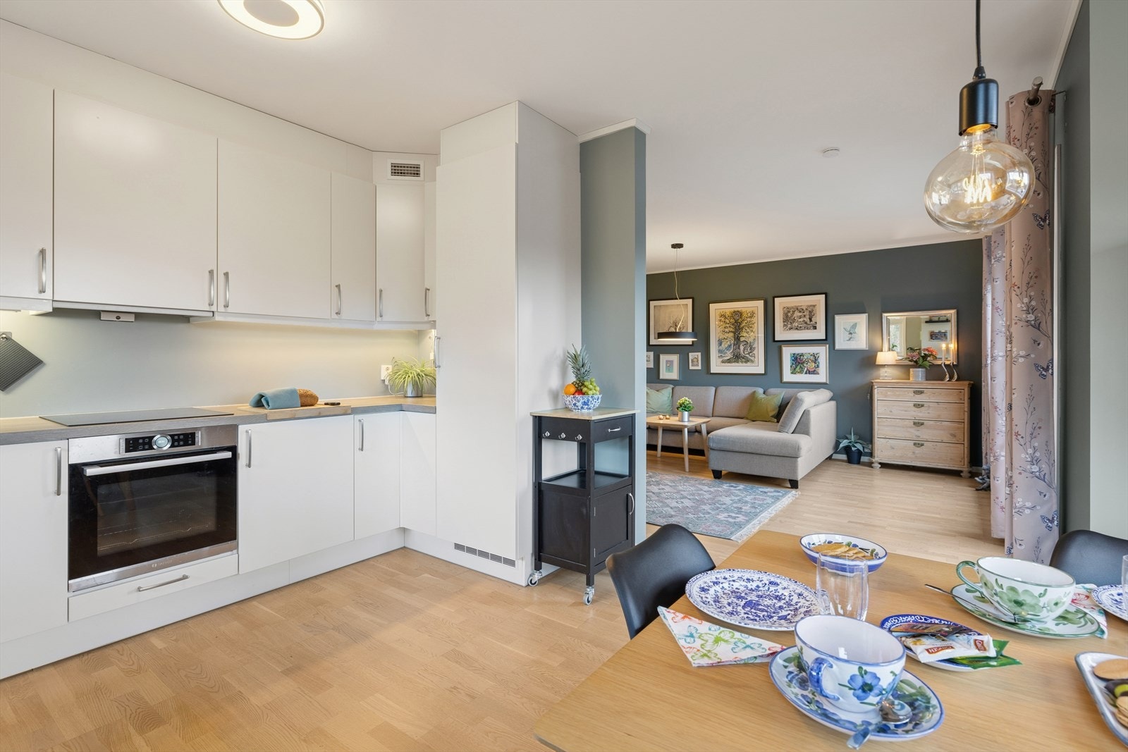 Det er delvis åpen stue og kjøkkenløsning som gjør rommet mer sosialt. Galleribilde