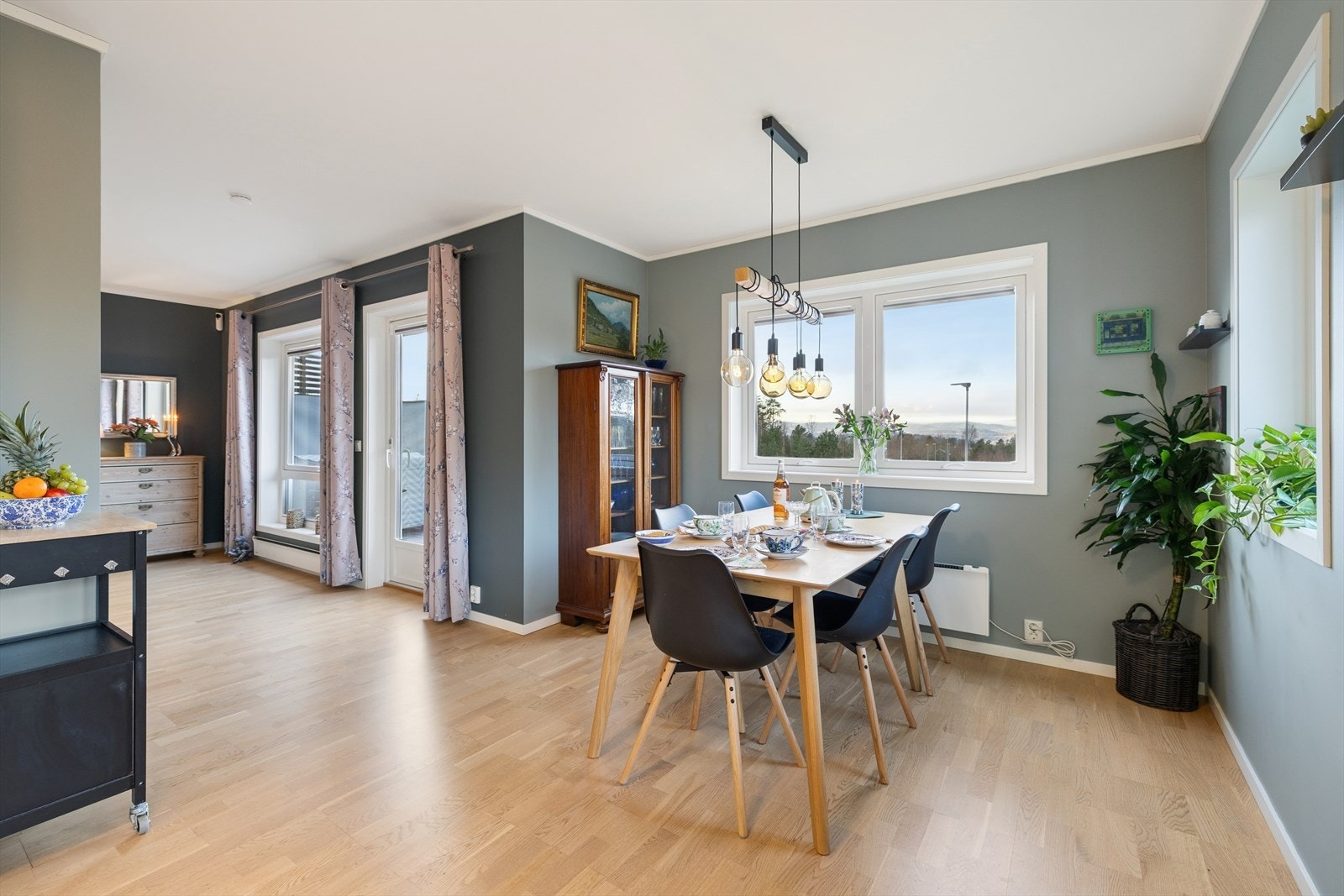 Leiligheten er holdt i duse og tidsriktige farger. Galleribilde