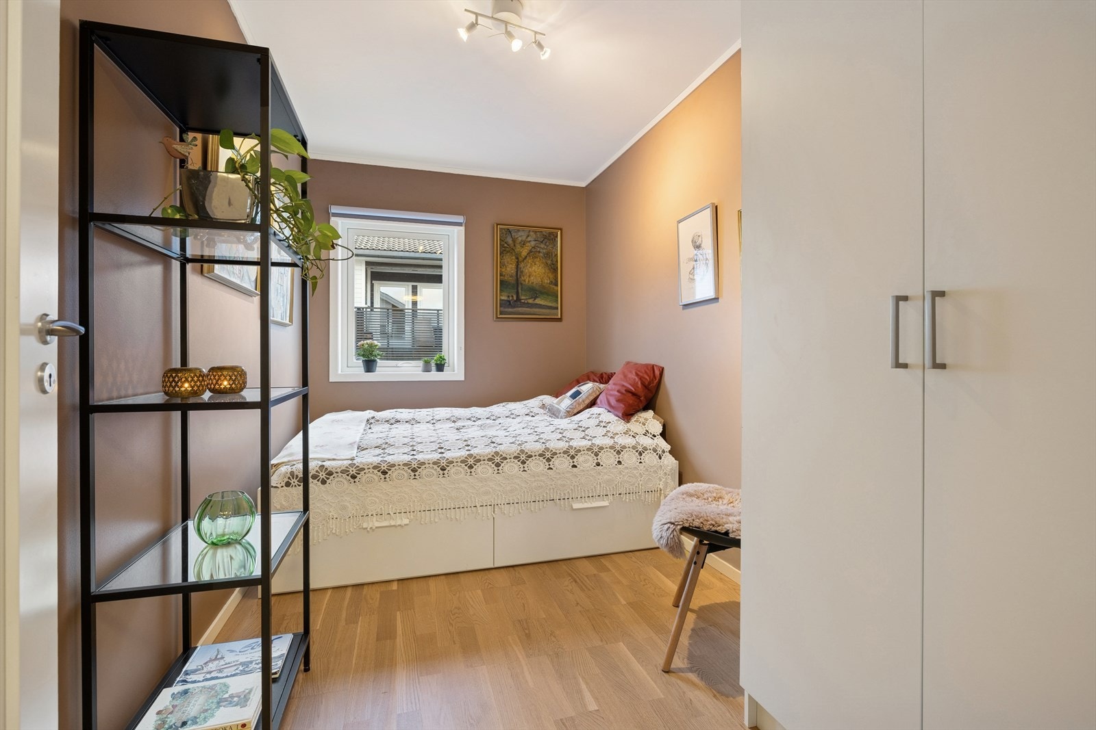 De to andre soverommene er praktisk utført med god plass til seng, tilhørende møblement og oppbevaring. Galleribilde