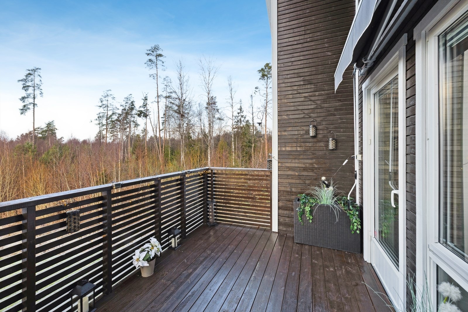 Balkongen fungerer som en forlengelse av stuen på varme sommerdager. Her er det montert markise som er praktisk når man ønsker å trekke seg unna sola. Galleribilde