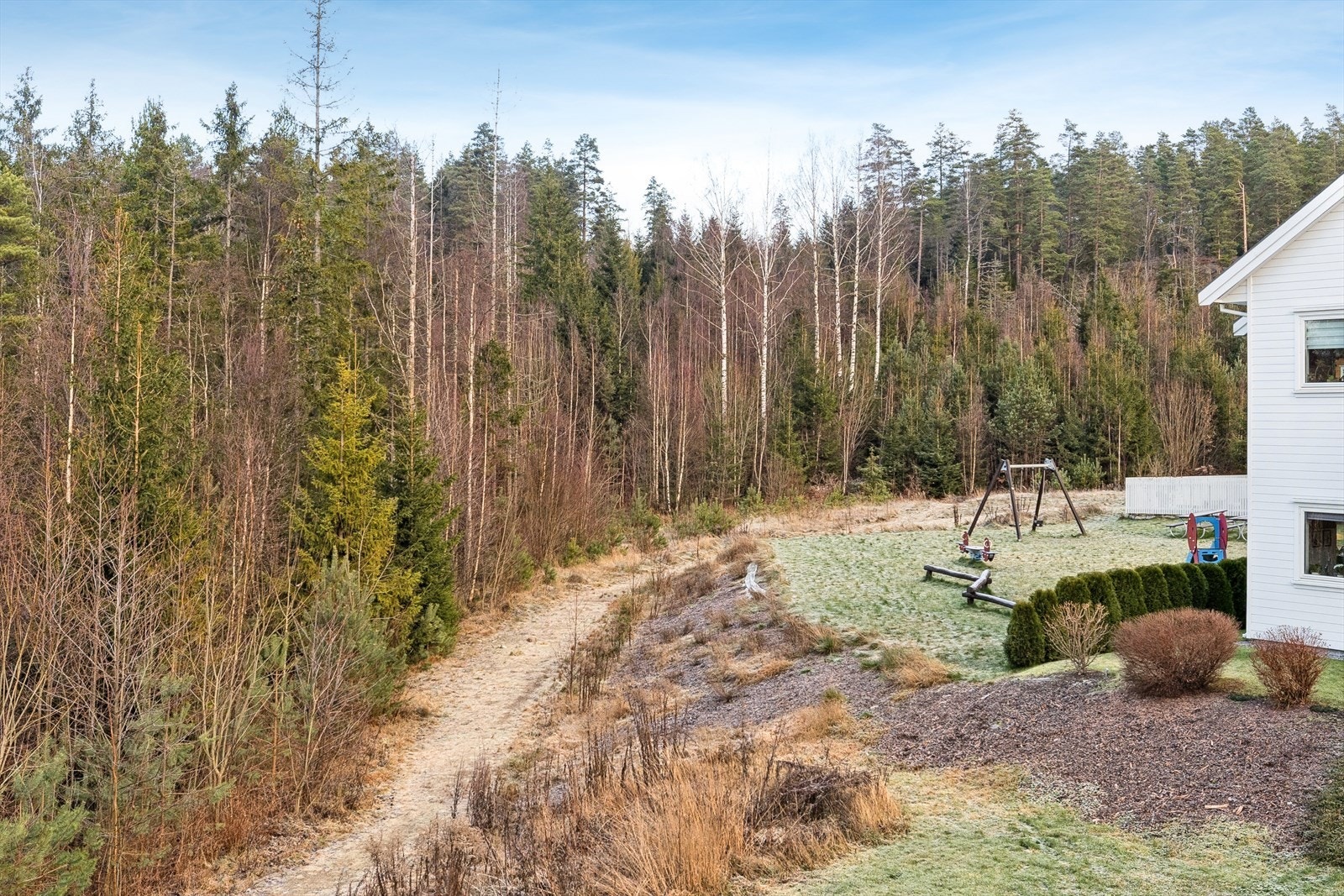 Nærområdet byr på fin utsikt, lekeplass, samt nærhet til barnehager og skoler. Galleribilde