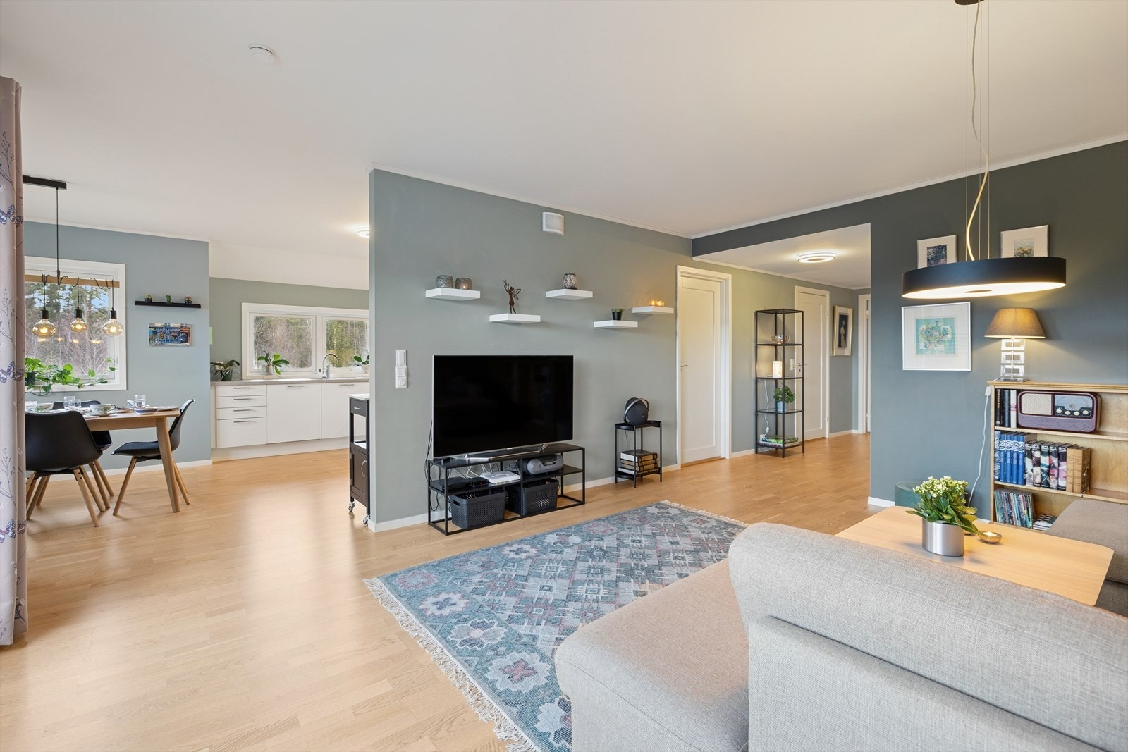 Stuen har plass til flere møbleringsmuligheter for å skape den stuen du selv ønsker. Galleribilde