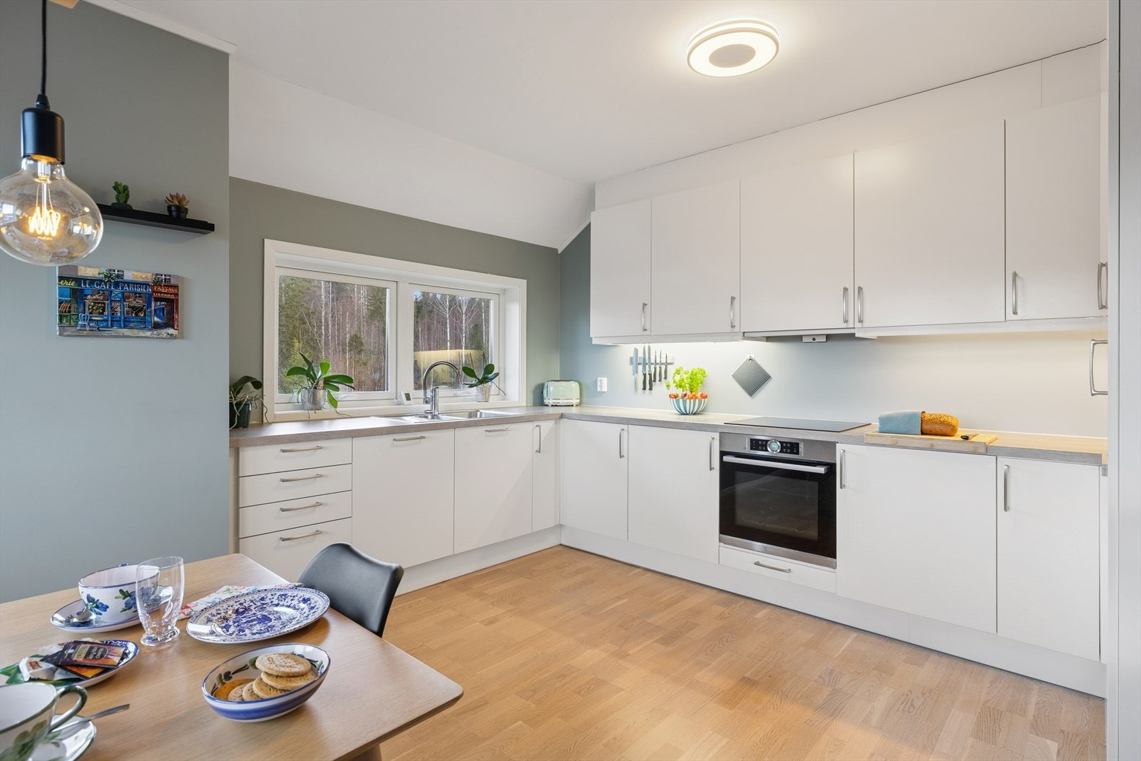 Kjøkkenet er innredet i en praktisk form og har godt med skap- og benkeplass. Galleribilde