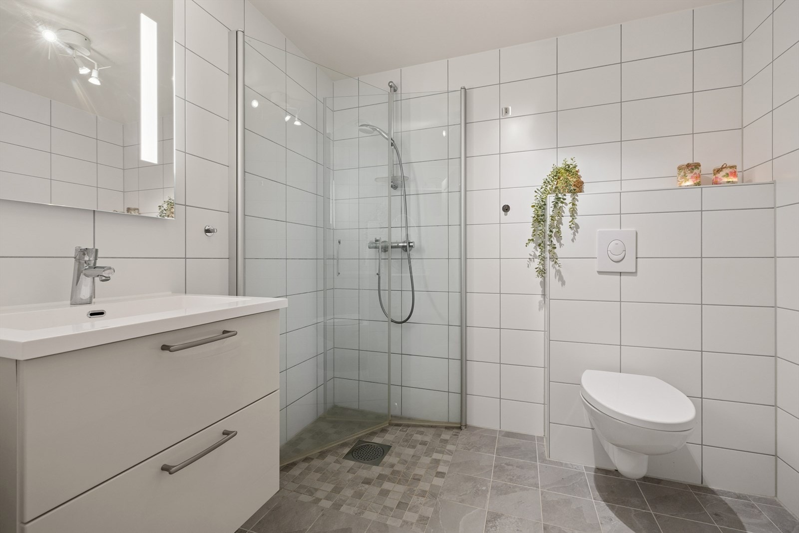 Innenfor hovedsoverommet er det direkte tilgang til eget flislagt baderom med behagelig gulvvarme. Galleribilde