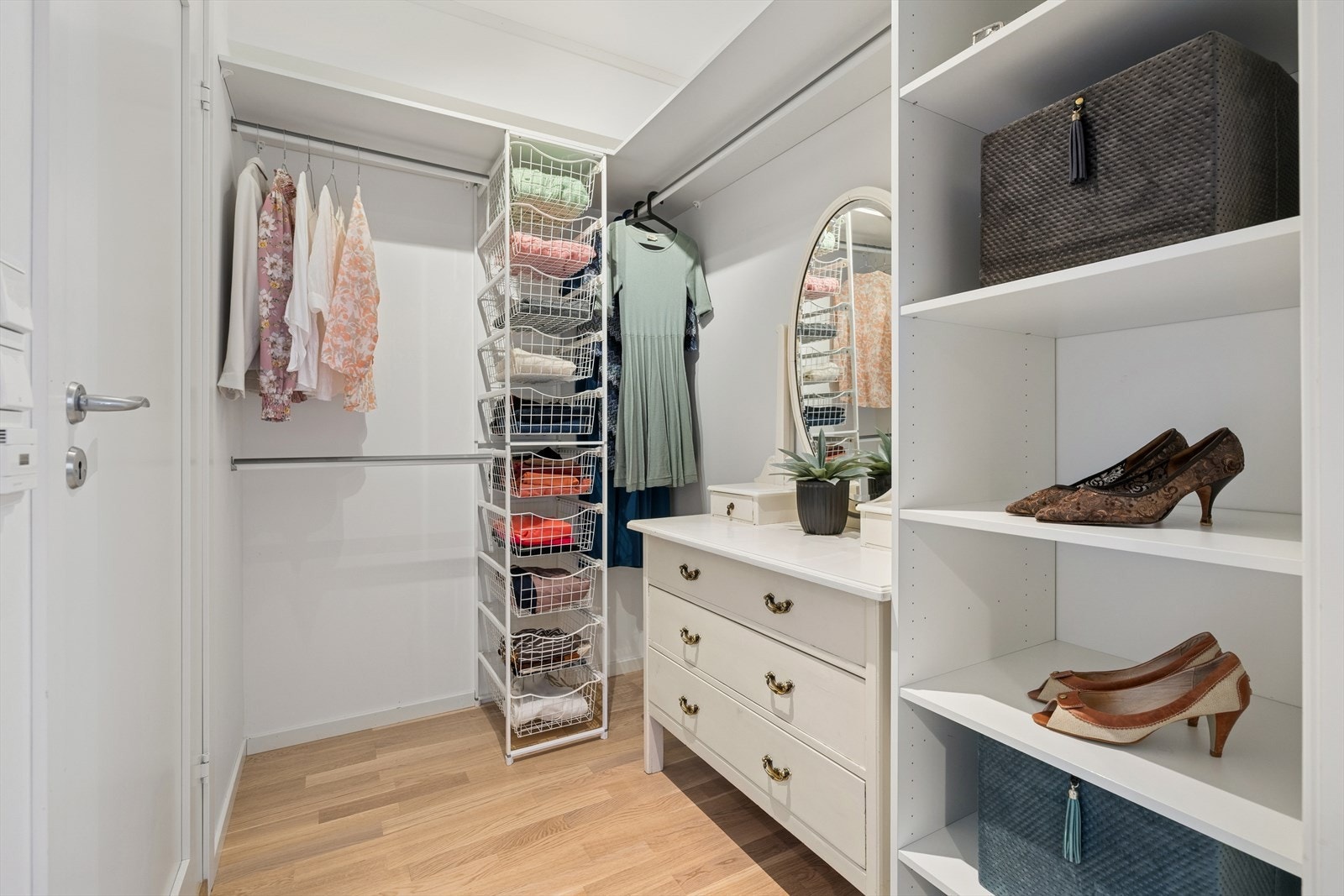 Innenfor hovedsoverommet er det eget walk-in-closet med god oppbevaringsplass. Galleribilde