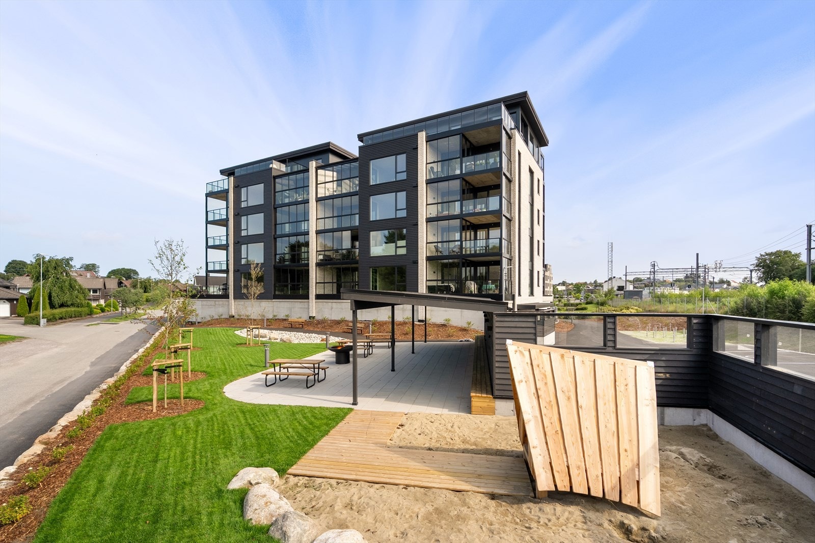 Flott fellesområde med gapahuk og benker Galleribilde