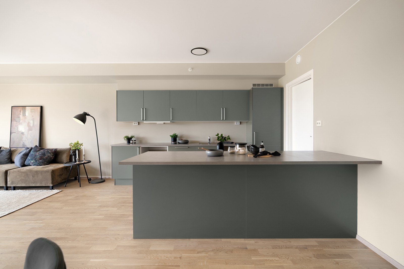 Moderne kjøkken levert av Sigdal - Kjøkkenet har god skap- skuffe, og benkeplass. Klargjort til integrerte hvitevarer Galleribilde