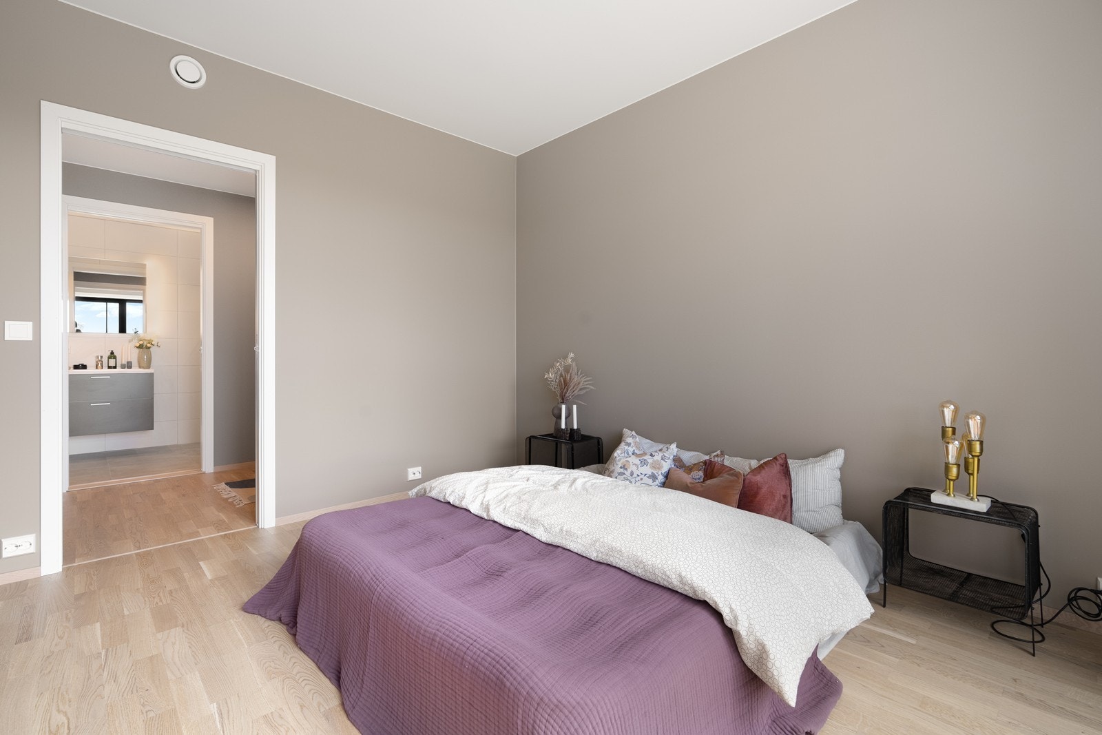 Mellom bad og hovedsoverom har man praktisk garderoberom - Privat og lukket del Galleribilde