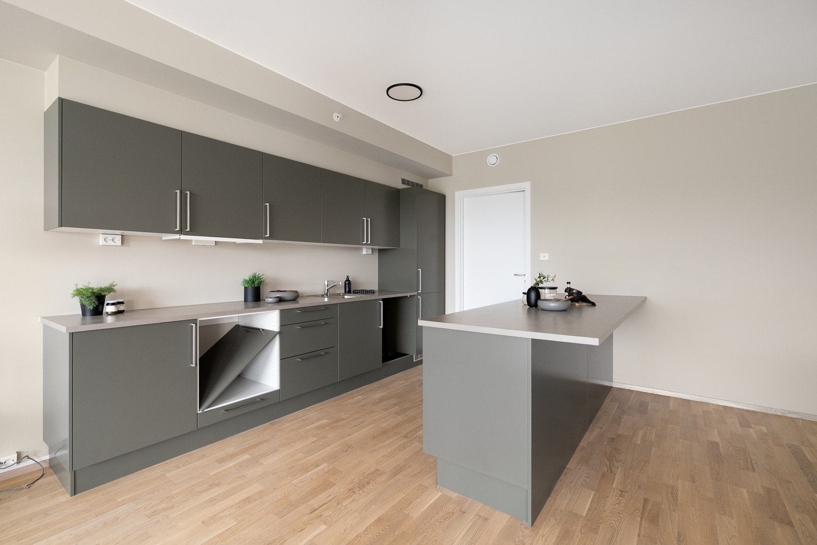 Adkomst til vaskerom/bod ved kjøkkenet Galleribilde