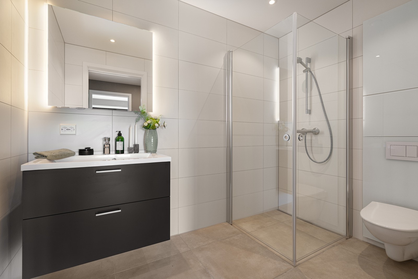 Bad med fliser på gulv og vegg - spotter til belysning Galleribilde