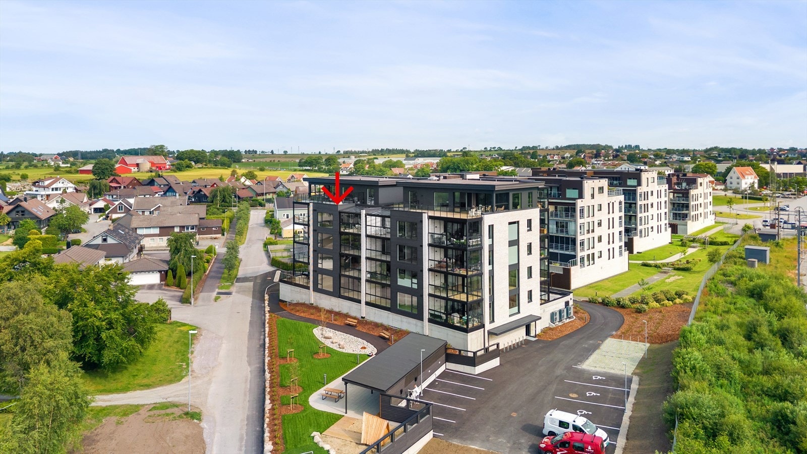 Leilighet i fremste rekke, gode solforhold, nydelige turområder og umiddelbar nærher til togstasjon. Galleribilde