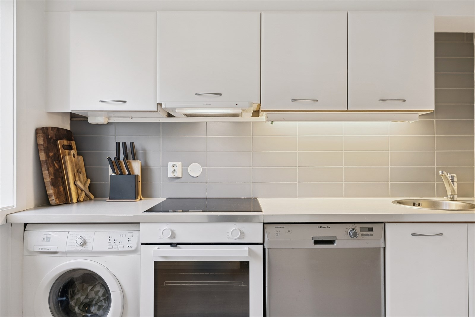 Kjøkkenet har slette fronter og laminerte benkeplater. Det er plass til stekeovn/platetopp, oppvaskmaskin, vaskemaskin og kjøleskap/frys Galleribilde