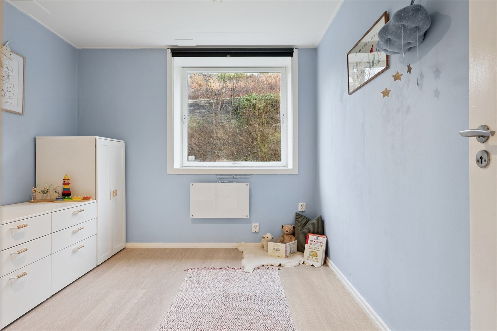 Rommet ligger ut mot borettslagets hage, så du kommer unna travle gater Galleribilde