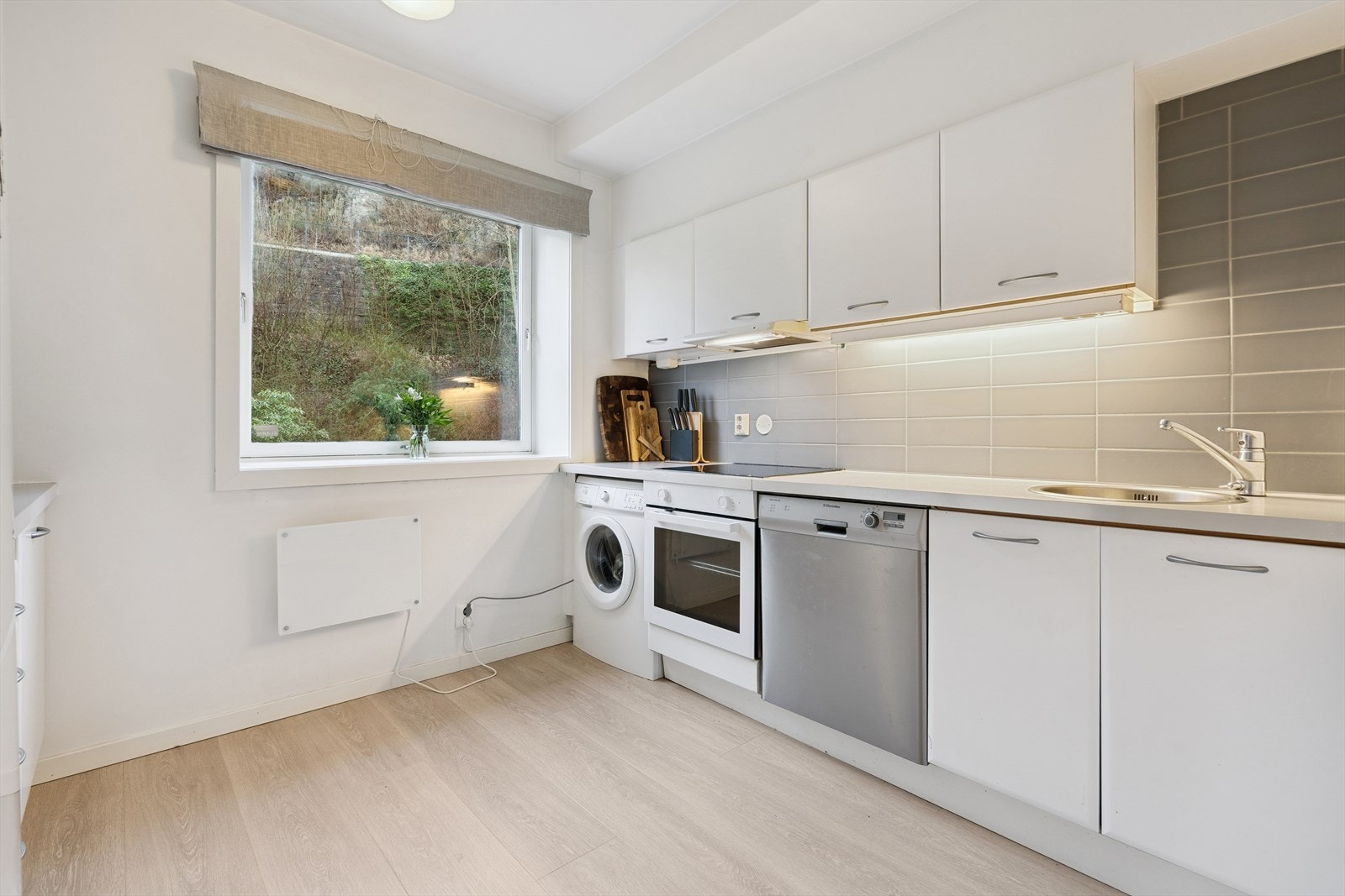 Kjøkkenet er opplyst fra tidligere å være fra ca. 2007. Det er av god størrelse med god skap- og benkeplass Galleribilde