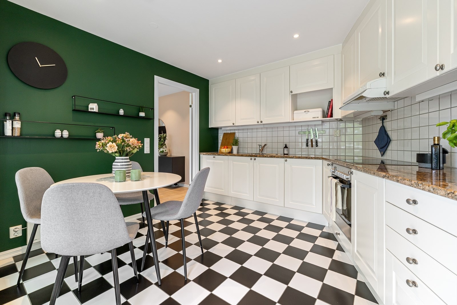 Kjøkkeninnredning fra Sigdal (2008) med profilerte fronter og benkeplate av stein med platetopp og nedfelt oppvaskkum Galleribilde