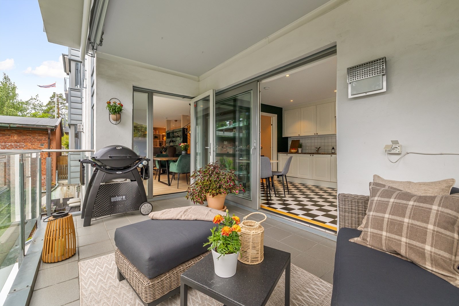 Balkongen har flislagt gulv, utebelysning og gassuttak for grill Galleribilde