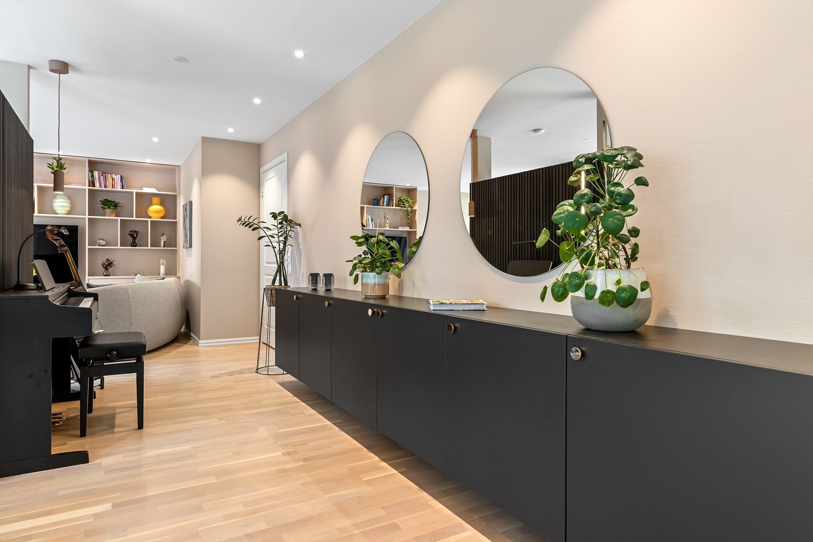 Leiligheten har meget gode oppbevaringsmuligheter i plassbygde løsninger, garderober og boder. Skjenk montert langs vegg i stue medfølger Galleribilde