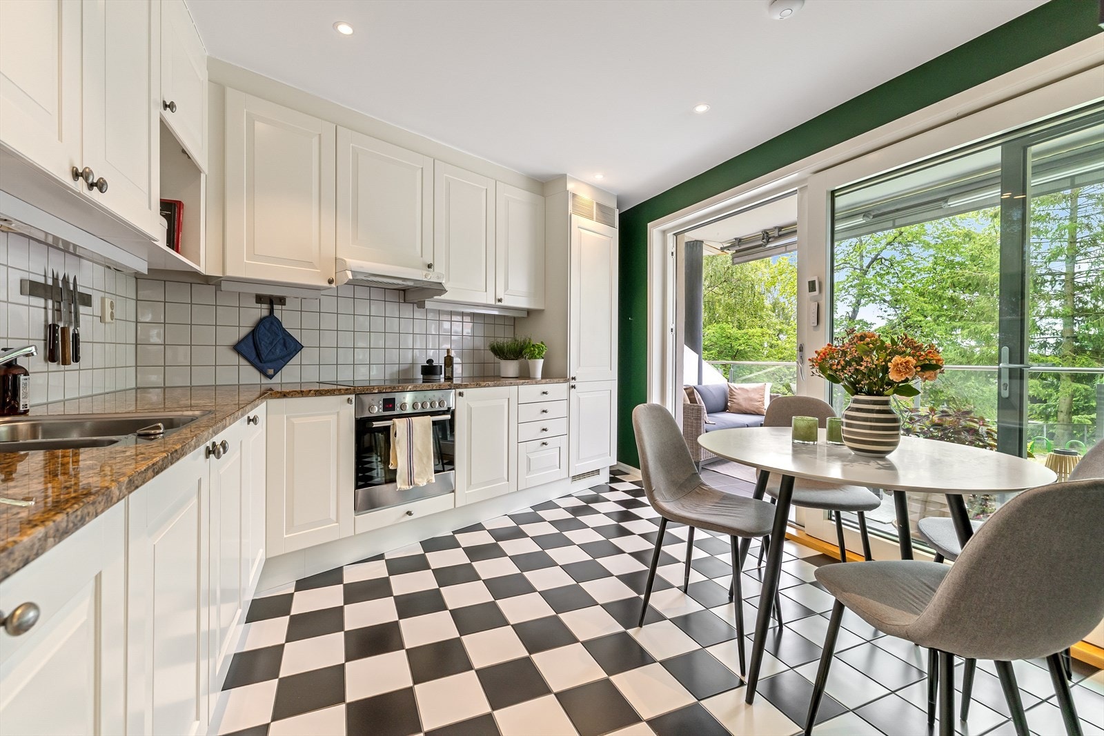 Stort, separat spisekjøkken med svært gode lysforhold, uten innsyn Galleribilde