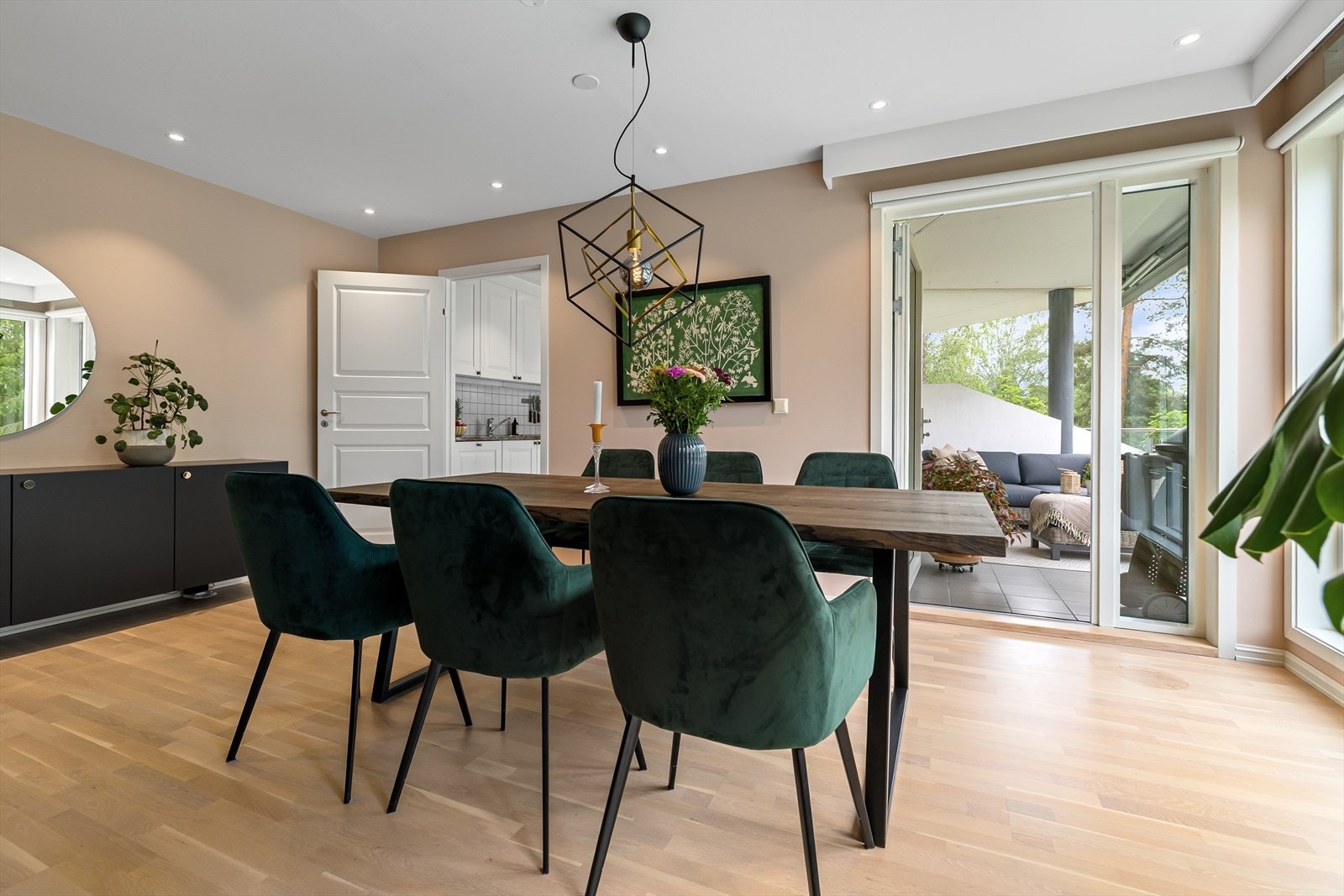 Stuen har parkettgulv, downlights i himling og veggflater malt i tidsriktige fargetoner, sist malt i 2024 Galleribilde