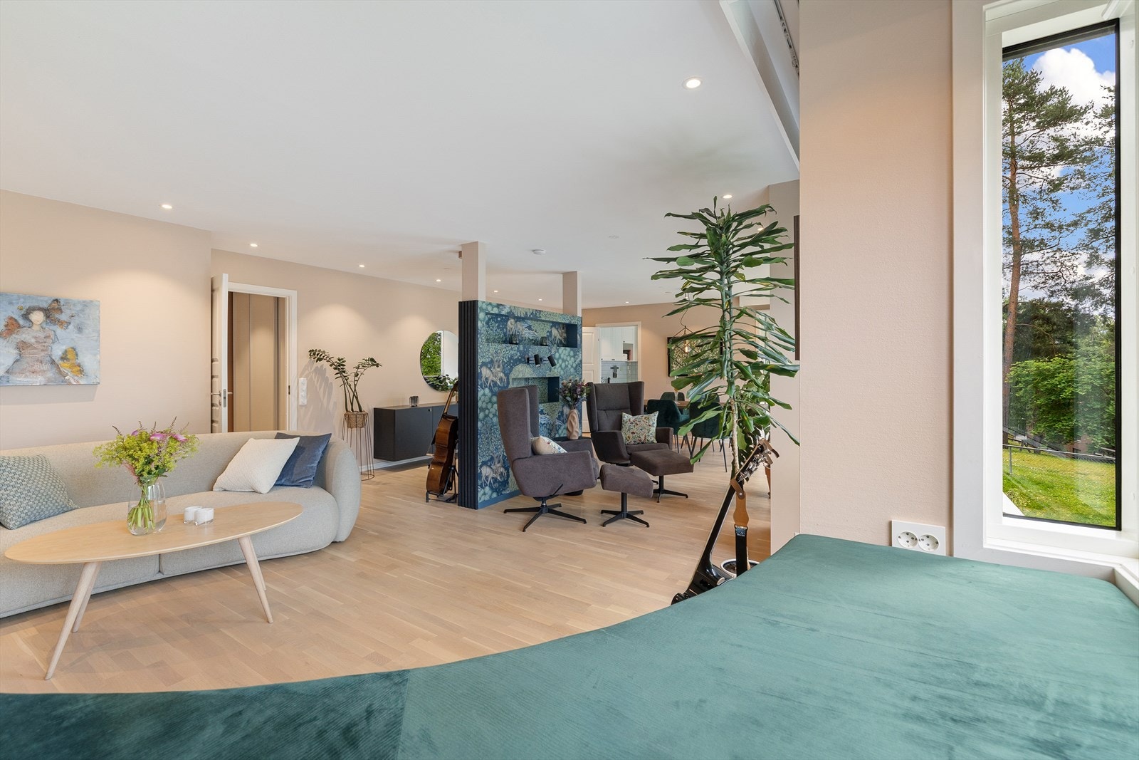 Et fint sted å sitte med kaffekoppen, lese, jobbe eller bare kikke ut Galleribilde