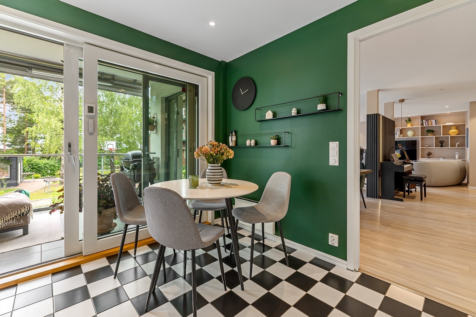 På kjøkkenet er det god plass til spisebord, og via skyvedør er det utgang til balkong Galleribilde