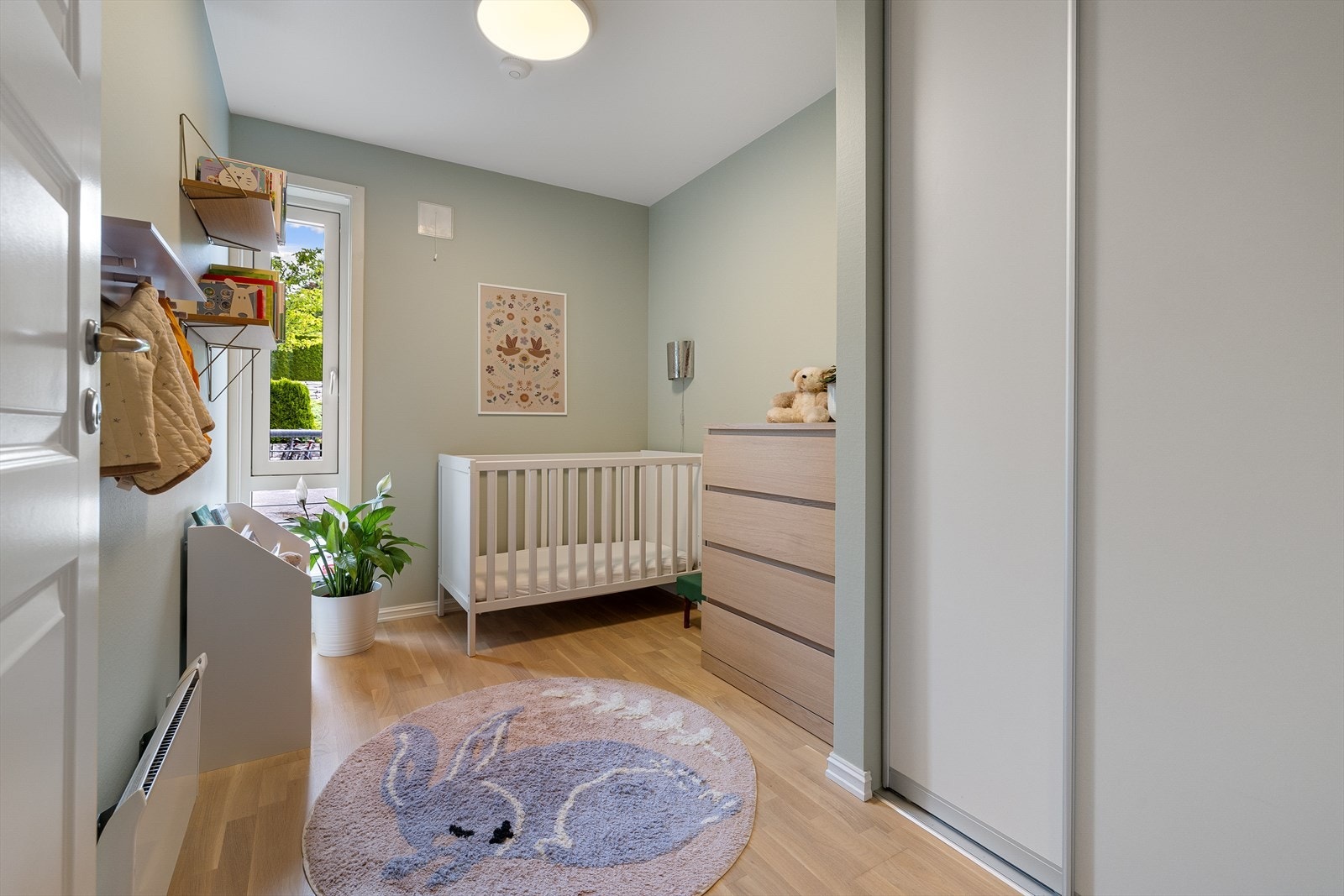 Soverom 2 egner seg godt som barnerom eller gjesteværelse. Veggflatene ble malt i 2024 Galleribilde