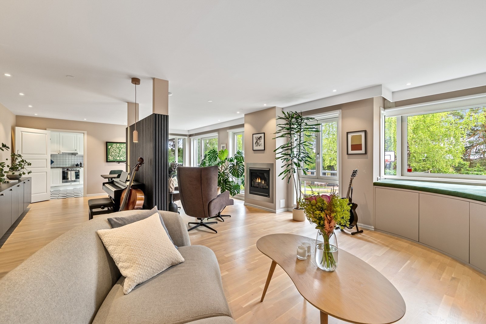 En lun og hyggelig plass med utsyn mot peis og grøntområder Galleribilde