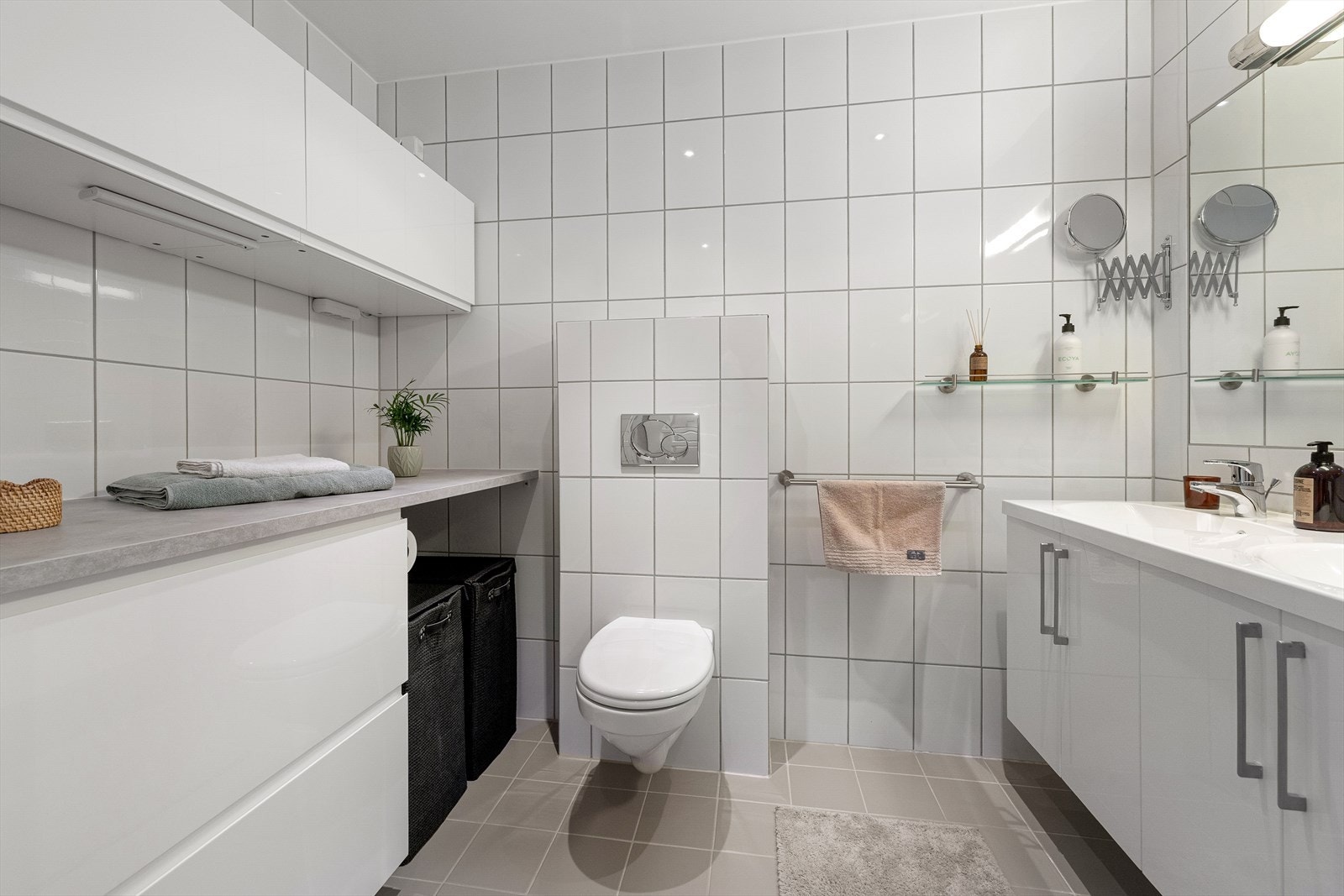 Pent, helfliset bad med varmekabler i gulv og downlights i himling. Praktisk over- og underskap med benkeplate over. Det finnes opplegg for badekar dersom det er ønskelig å bytte ut benken med det Galleribilde