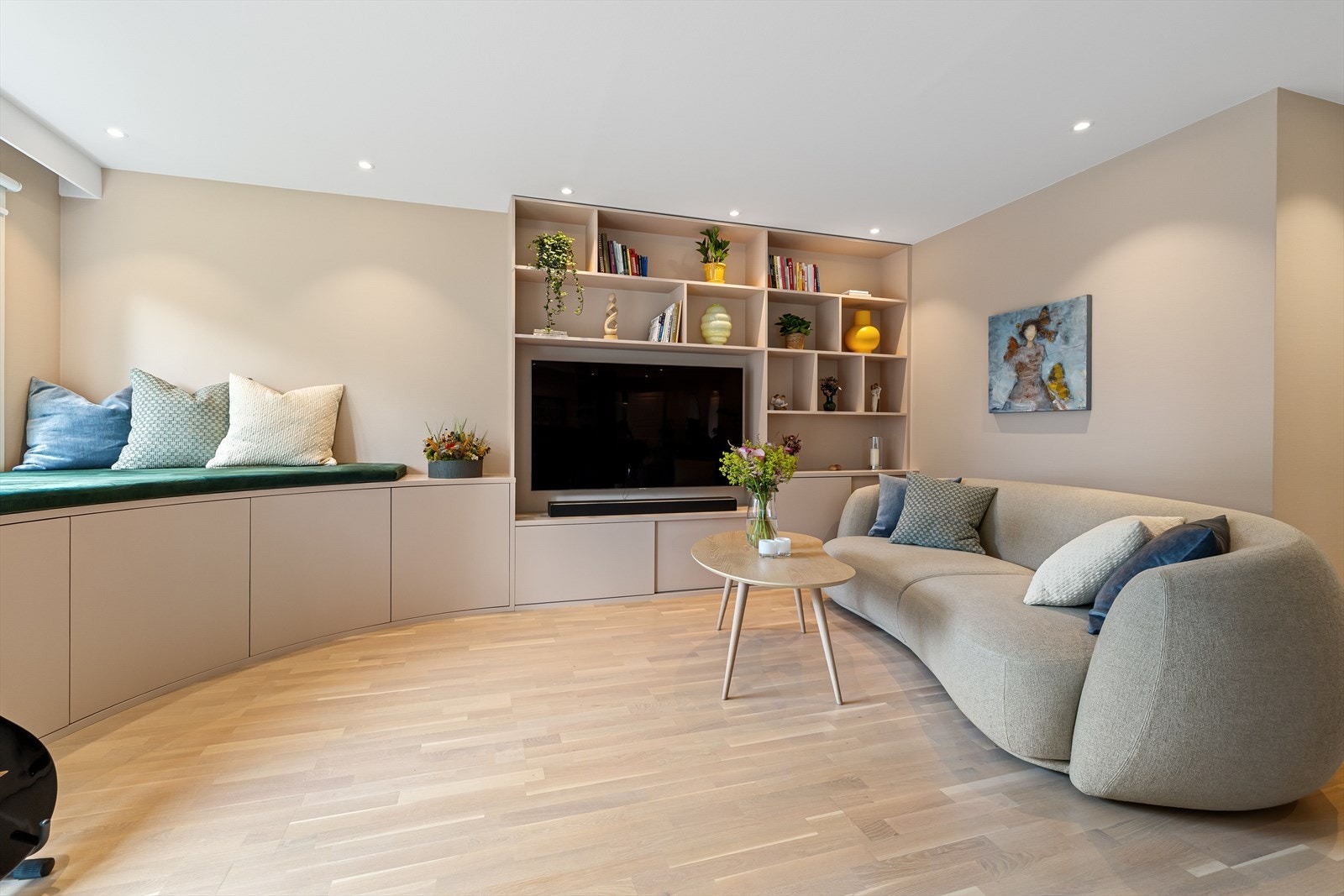 Stuen ble oppgradert i 2024 med spesialtilpassede skap og sittebenk fra Elen Møbelstudio, plassbygde hyller, skillevegg og maling fra Farrow and Ball Galleribilde