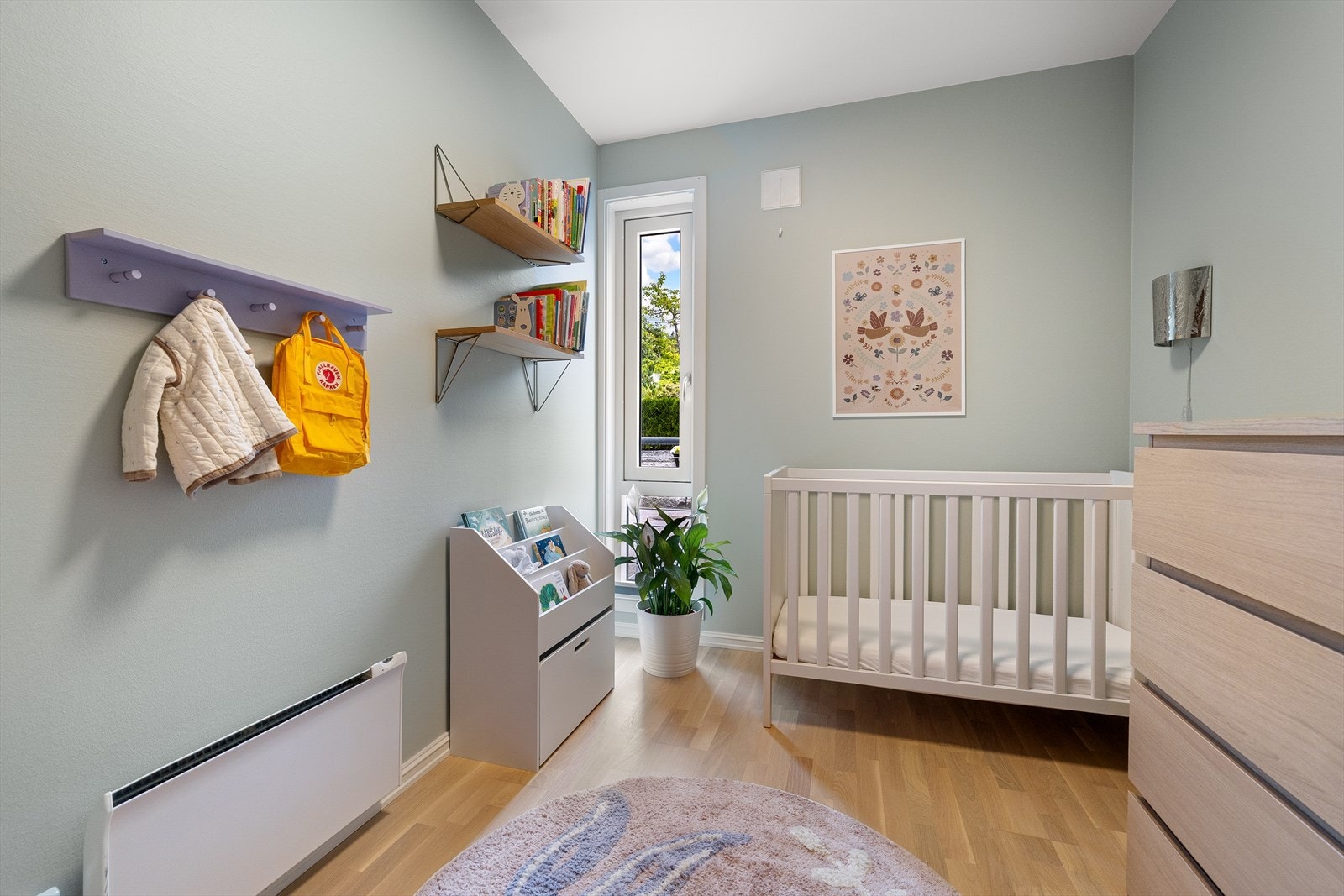 Lyst og fint, med skyvedørsgarderobe og plass til seng og skrivebord Galleribilde