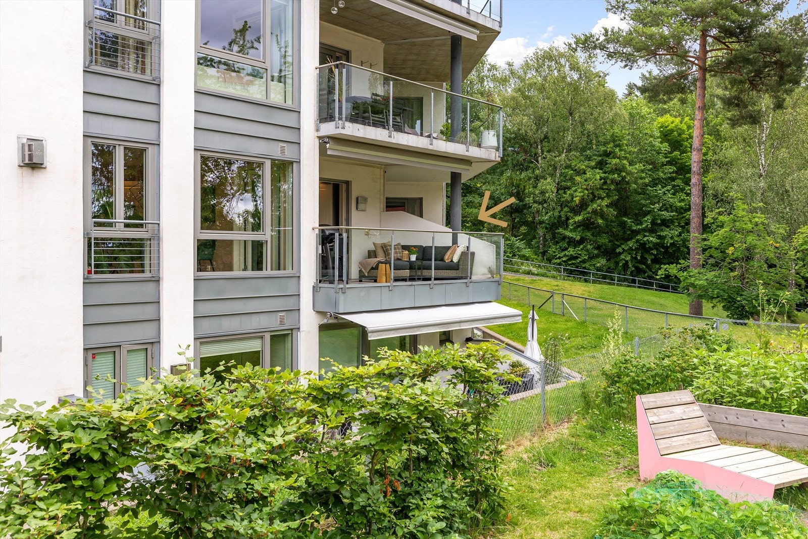 Sydvendt, lun og skjermet balkong på ca. 11 kvm. med elektrisk markise (2021) Galleribilde