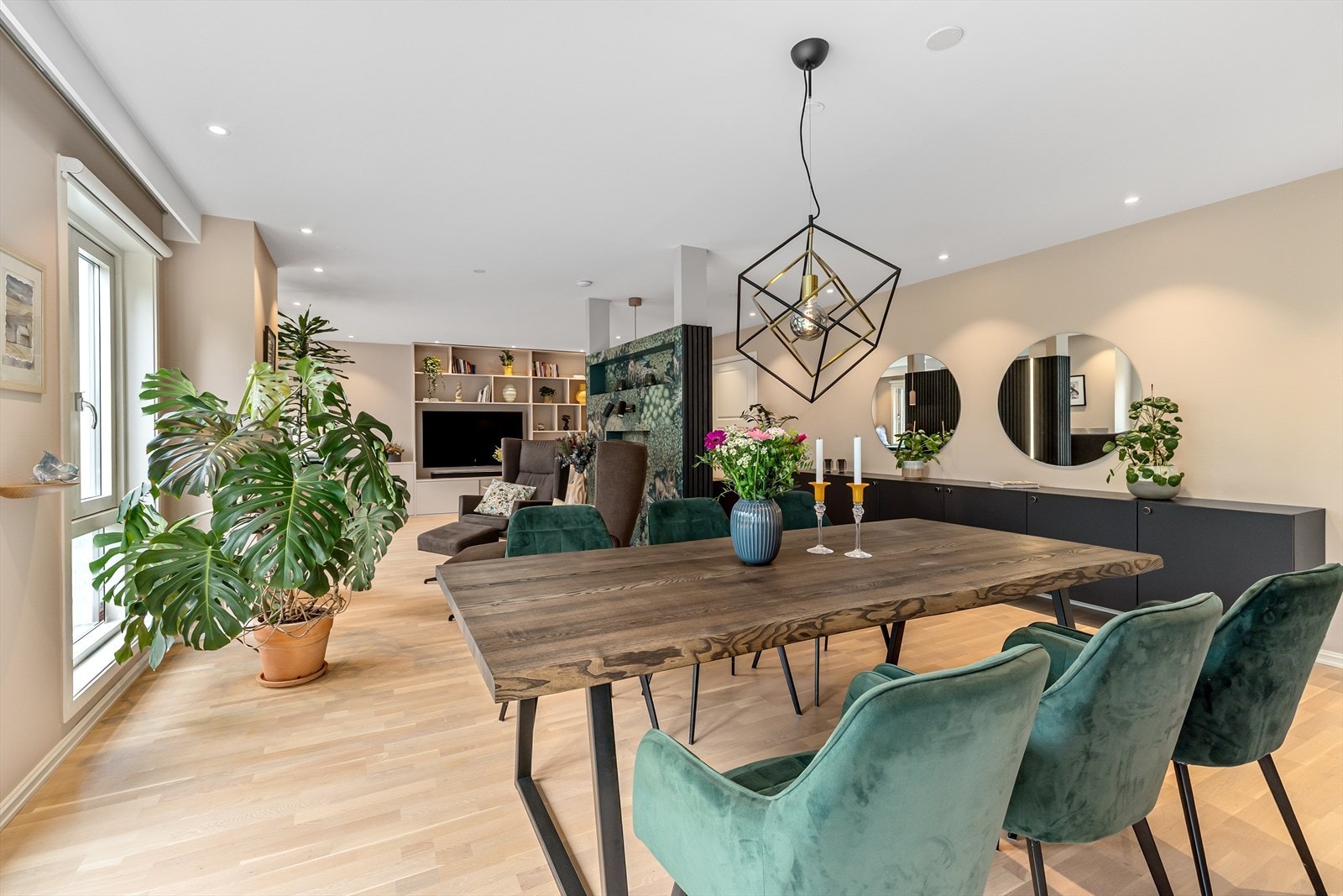 God plass til stort spisebord, lounge og sofagruppe Galleribilde