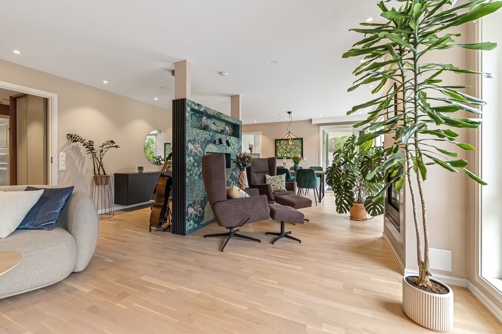 Åpen og fin planløsning med store rom og rikelig med vindusflater Galleribilde