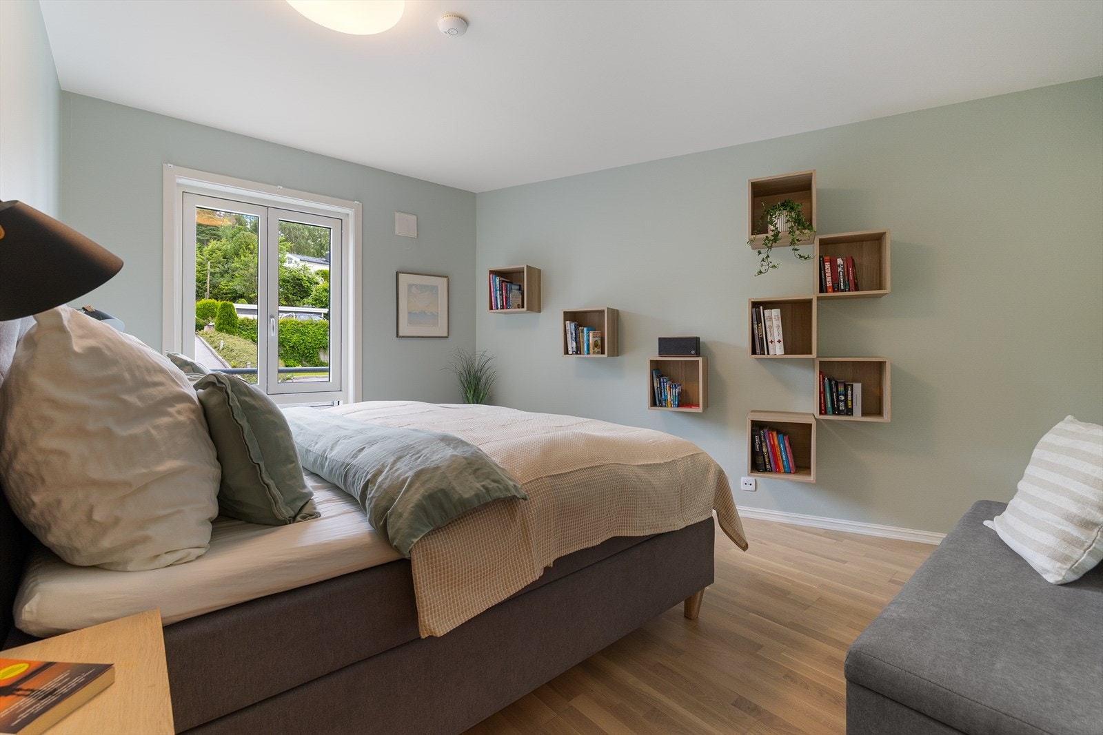 Romslig hovedsoverom med eget bad og walk-in garderobe Galleribilde