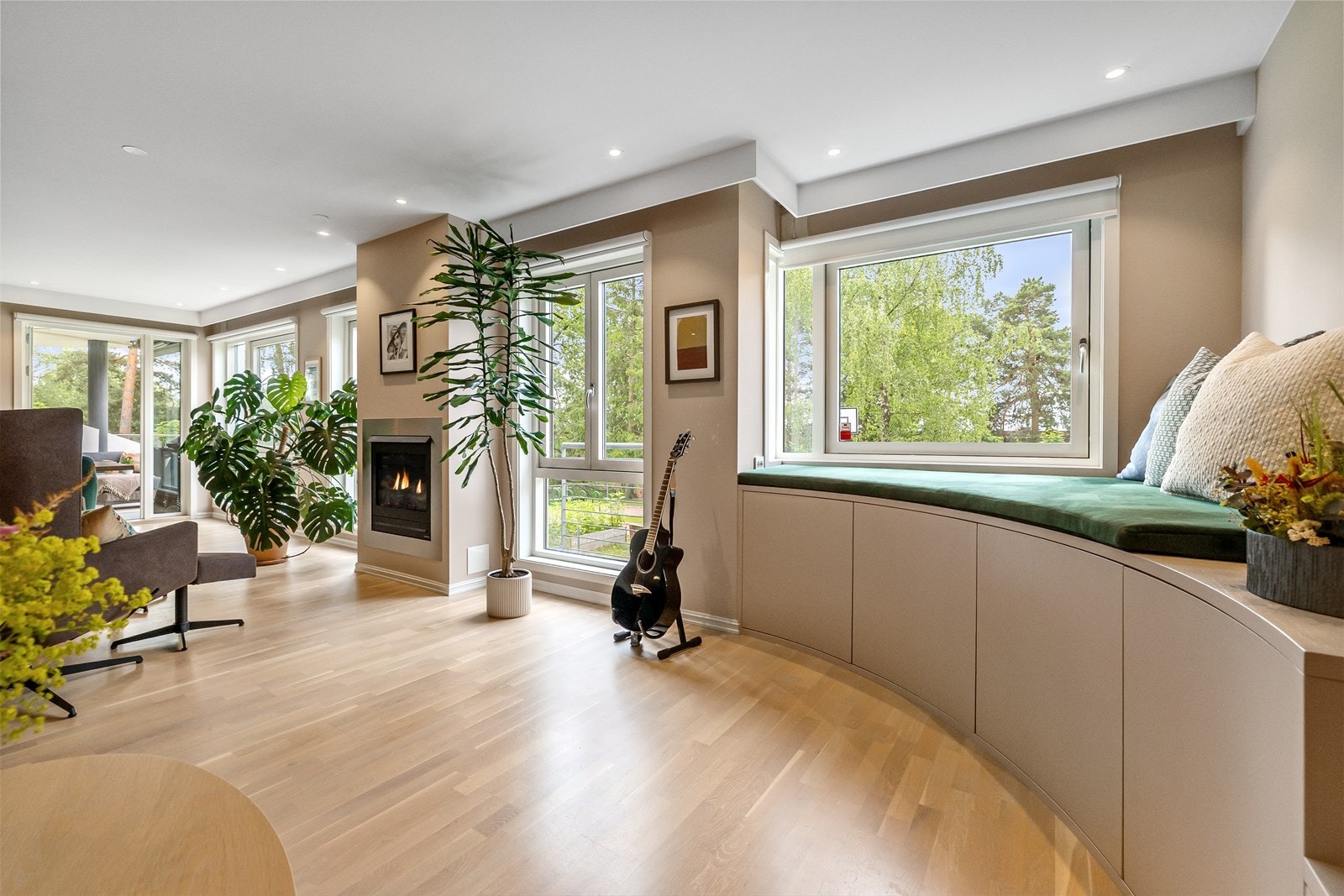 Stor og åpen stue med flere soner og fleksible møbleringsmuligheter Galleribilde