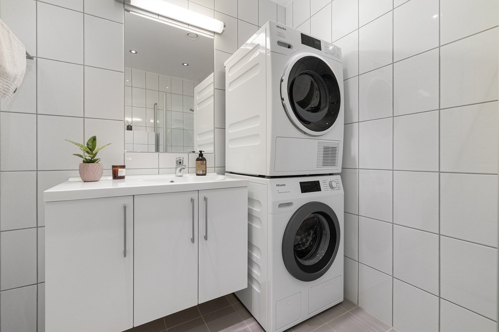 På badet er det opplegg og plass for vaskemaskin Galleribilde