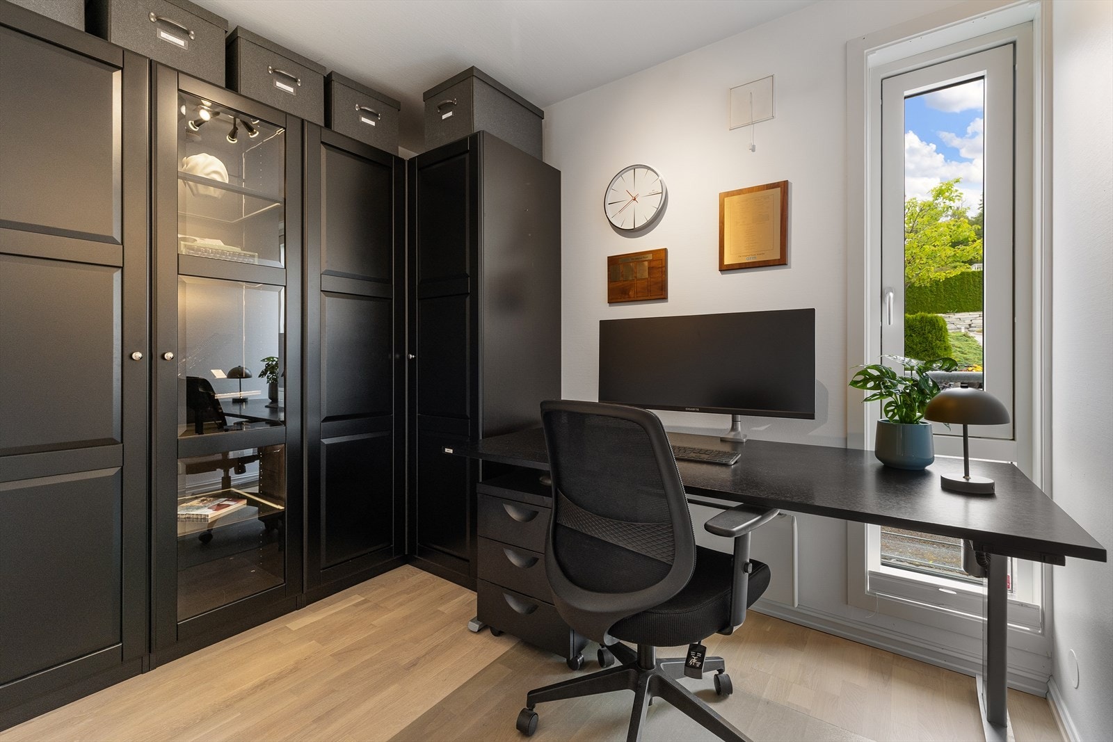 Plisségardiner fra Oslo Solskjerming ble montert på begge rom i 2024 Galleribilde