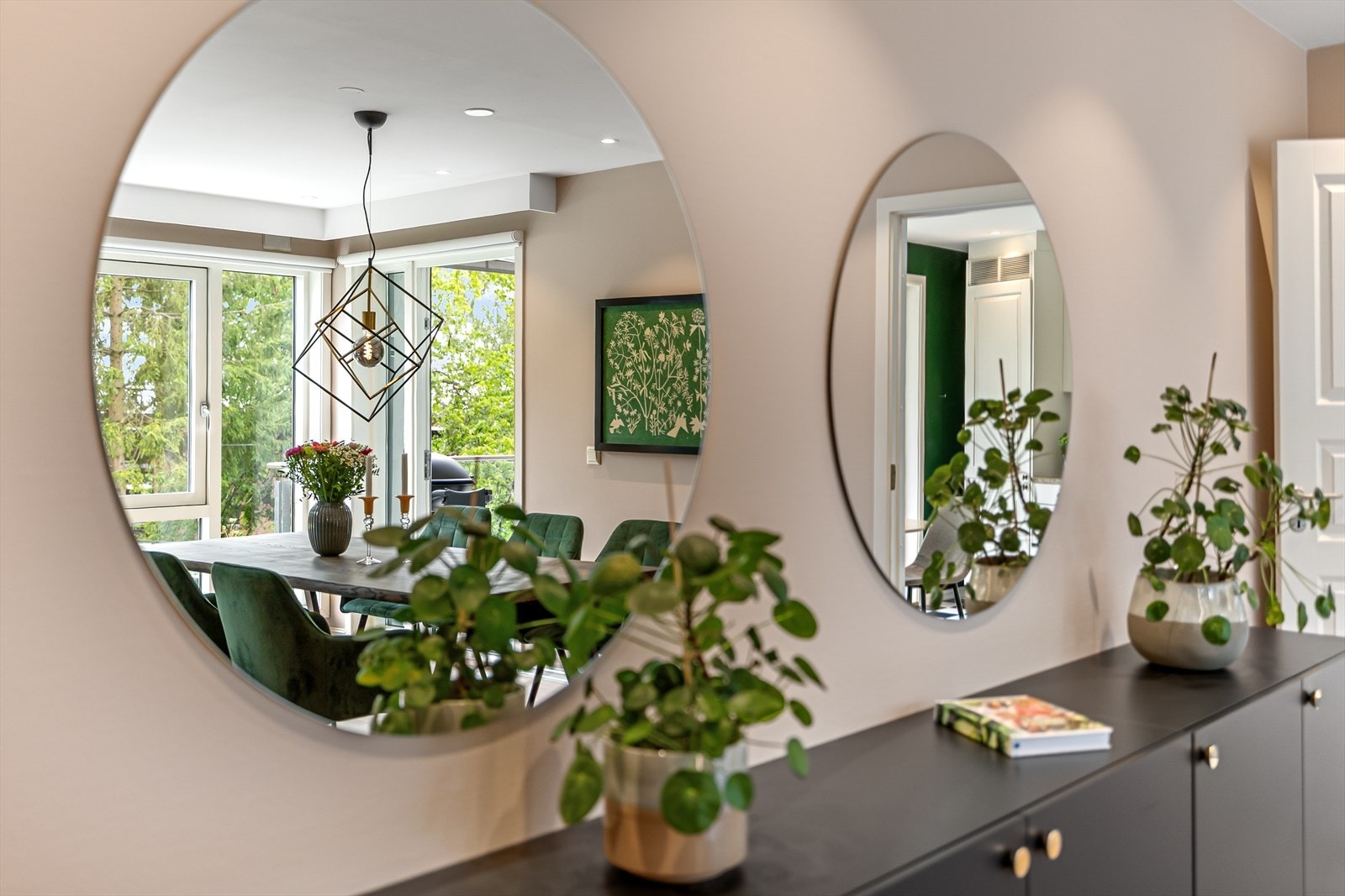 Store vindusflater gir svært gode lysforhold og romfølelse. Innvendig solskjerming ble montert i 2019 Galleribilde